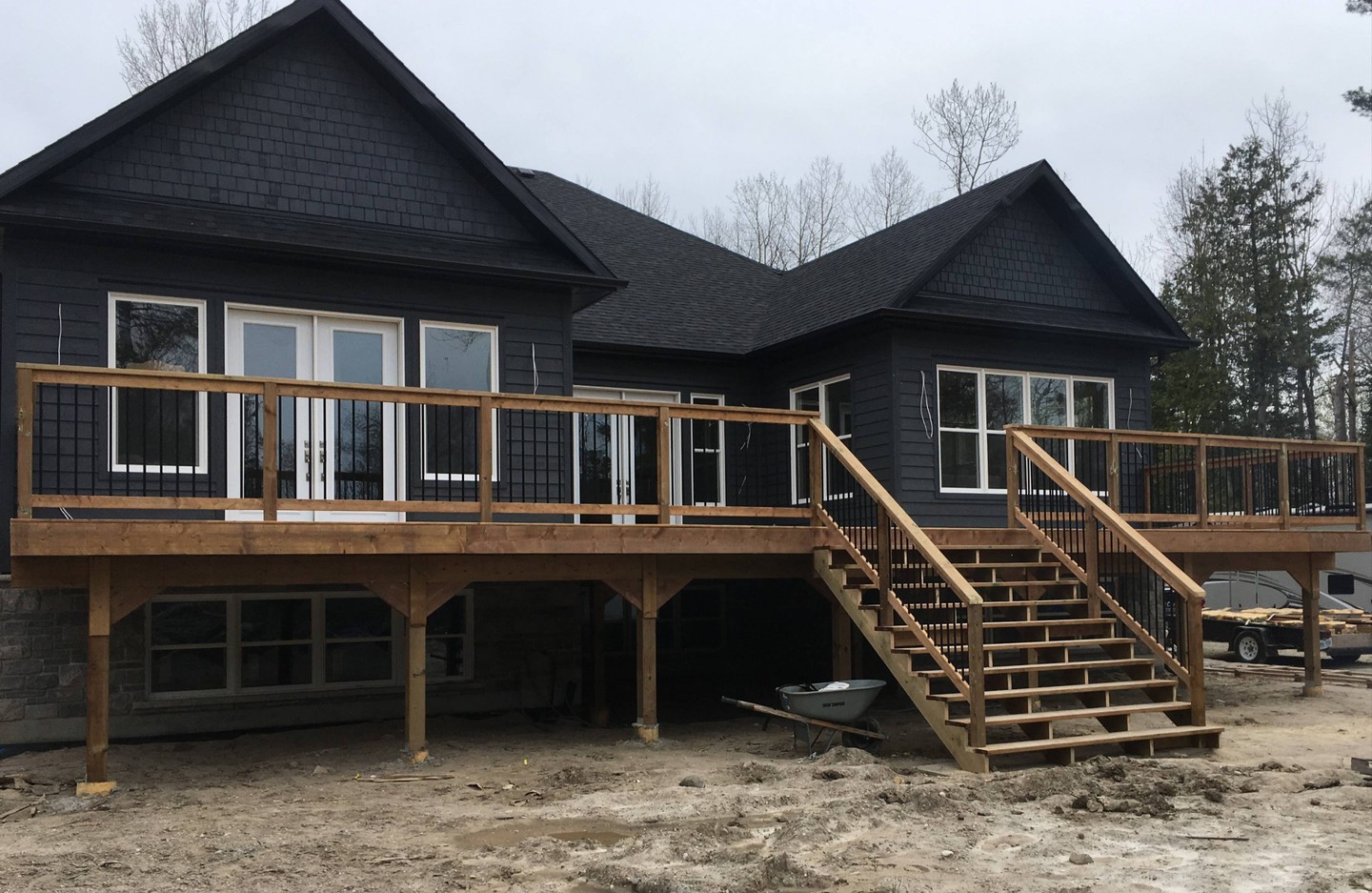 New build, laid out clean and built to match.
Tight framing, full-width run, and steps that line up just right.
Solid finish, easy on the eyes. 🔨📸