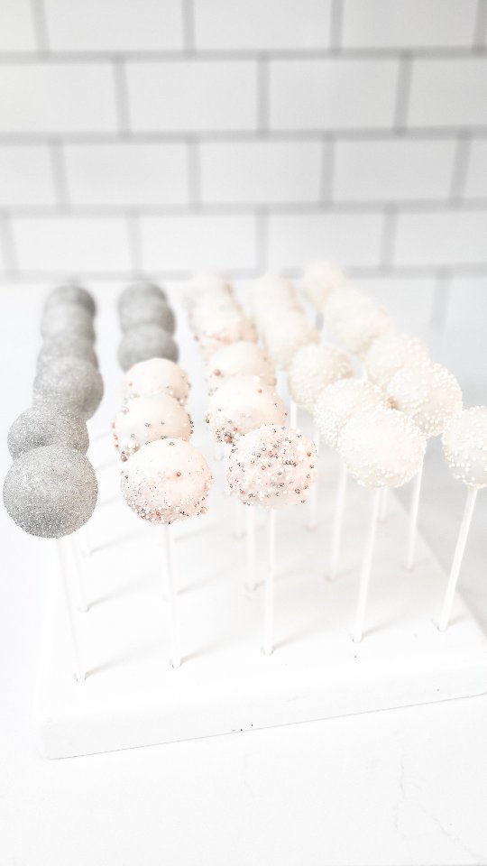 Let it sparkle.
#cakepops#cakepoplady #cakepopstagram#cakepopdecorating #sprinkle#anniversary #desserttable #localbaker#palmharbor#safetyharbor#tarponsprings#dunedin#clearwater#tampa
