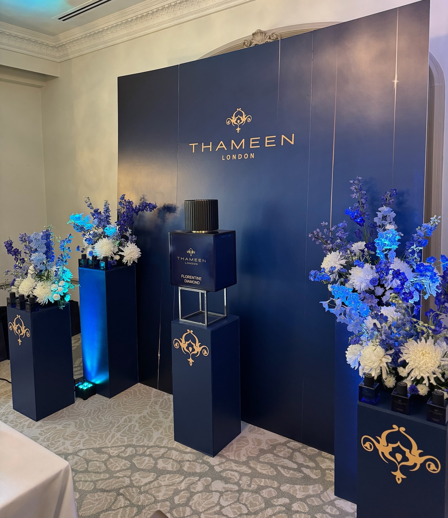 Framing the fragrance with florals. 💎💙
For the launch of @thameenfragrance Florentine Diamond, we created dramatic floral installations to elevate the branded backdrop.
Using only the finest white chrysanthemums and a curated spectrum of delphiniums—from soft sky to deep sapphire—we built a visual story that reflected the sparkling clarity and cool depth of the scent itself.
These premium stems (which you might remember from our Stories 👀) found their moment here, dancing in light across plinths and display points, adding sculptural elegance and fragrance-inspired flair.
Simple, striking, and full of meaning.
Working with our fave event designer @studio.threelittlebirds
Venue @grosvenorhouselondon
#FlorentineDiamond #ThameenLondon #FragranceLaunch #LuxuryFlorals #EventFlowers #Delphiniums #CushteLondon #LuxuryEventStyling #FloralInstallation