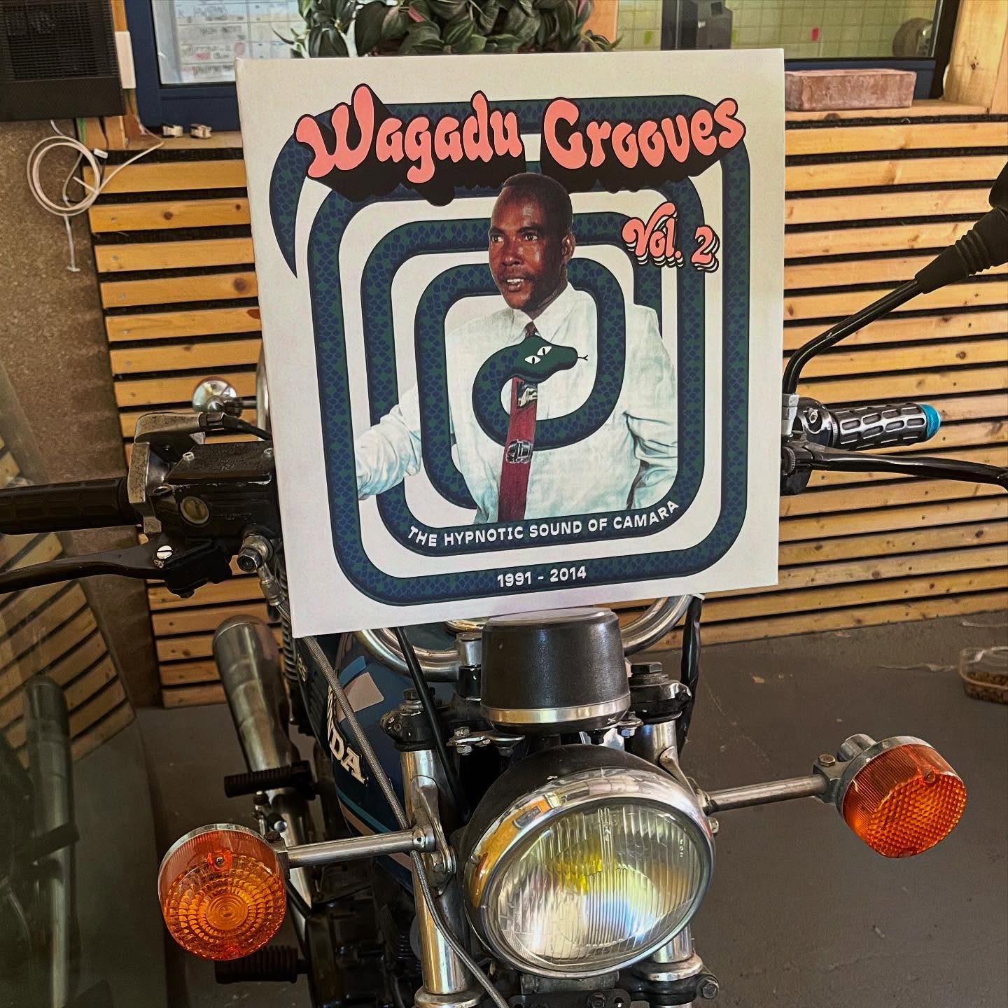 🌀 Wagadu Grooves Vol.2 - The Hypnotic sound of Camara 🌀
Disque 12 pouces
140g
Vinyle noir
Pochette gatefold avec deux ouvertures
Design par @erwancoutellier
Petit + : un livret de 8 pages en riso, réalisée par @superbanco.riso
Un projet signé @hotmulerecords
Merci pour votre confiance ! 🙏
————
🌀Wagadu Grooves Vol.2 - The Hypnotic sound of Camara 🌀:
12 inch LP
140g
Black vinyl
Gatefold sleeve, with 2 opens
Design by @erwancoutellier
The + : 8 pages booklet in riso print technic by @superbanco.riso
Project by @hotmulerecords
Thanks for the trust ! 🙏