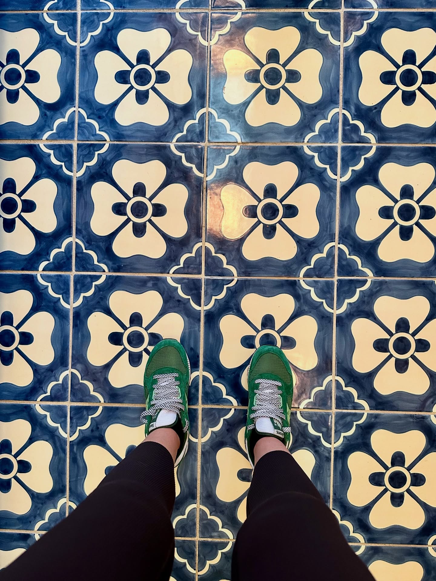 I love a good tile moment. These look hand-painted. 💙