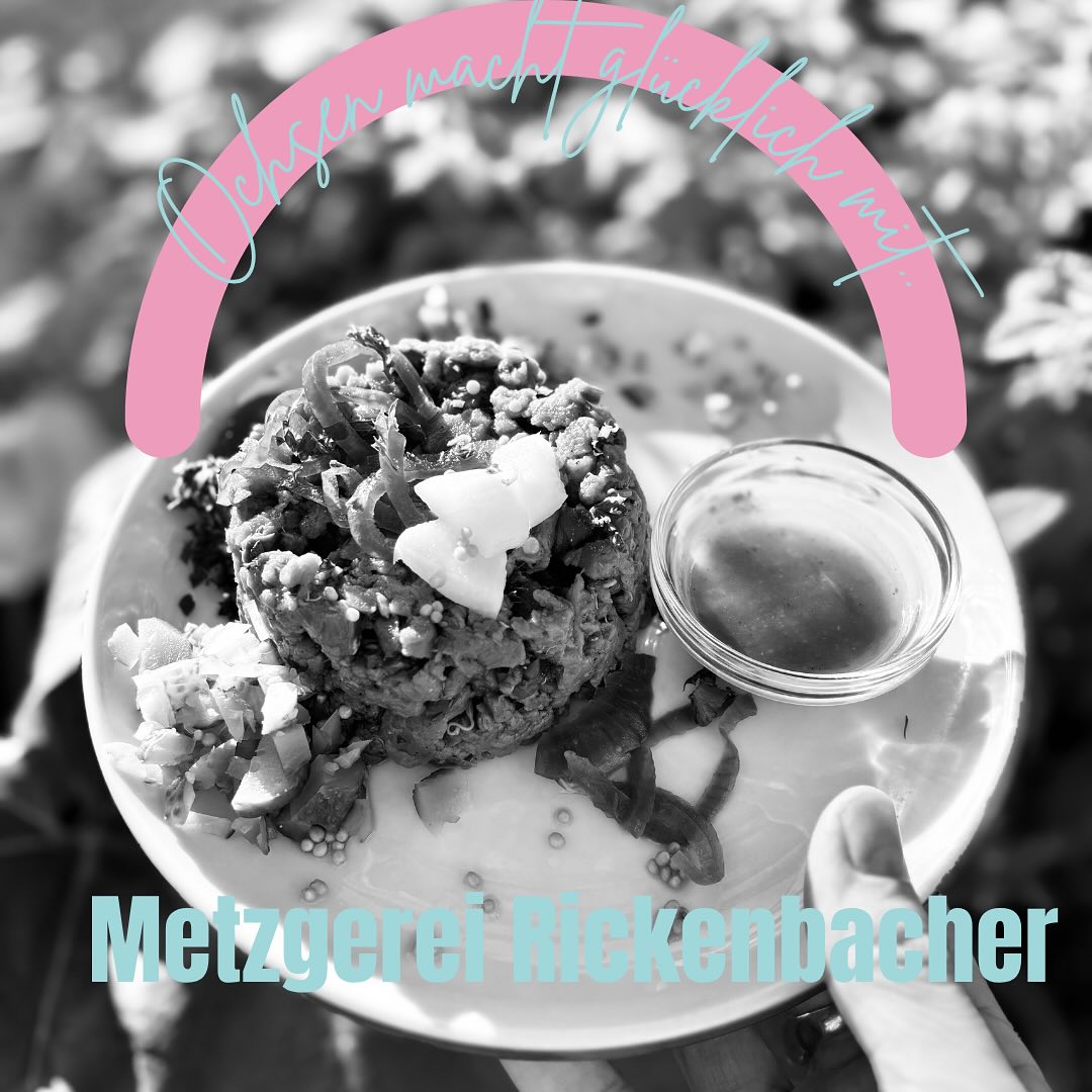 🍽️ Ochsen macht glücklich mit… @metzgerei_rickenbacher
Diesen Sommer stellen wir euch immer wieder einen unserer grossartigen Partner vor – unter dem Motto: „Ochsen macht glücklich mit…“
Los geht’s mit einem wahren Lokalhelden: der Metzgerei Rickenbacher, direkt aus Oltingen!🥩
Seit mehreren Jahren beziehen wir unser Fleisch von dieser traditionellen, familiengeführten Metzgerei – mit Leidenschaft, Respekt zum Tier und einem echten Gespür für Qualität.
Das merkt man bei jedem Bissen auf dem Teller. 🙌
Regional, nachhaltig und ehrlich – so schmeckt der Ochsen.
Danke an die Metzgerei Rickenbacher für die tolle Zusammenarbeit! 💛
#ochsenmachtglücklichmit
---
**#ochsenoltingen #ochseachtglücklich #lokalgenuss #metzgereirickenbacher #supportlocal #regionalküche #slowfood #vonhier #schweizerfleisch
