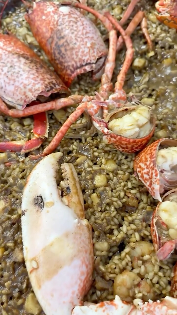 ¿A qué sabe el verano? ☀️
A la dulzura delicada de la langosta, al sabor profundo del bogavante, al toque dorado de una cigala fresca. 🦞
Todo unido en un arroz que no se olvida.
Mar en estado puro, servido con elegancia.
#lesbassetes #coralbeach #clubnautico #restaurante #foodie #beach #marisco #playa #bogavante #paella