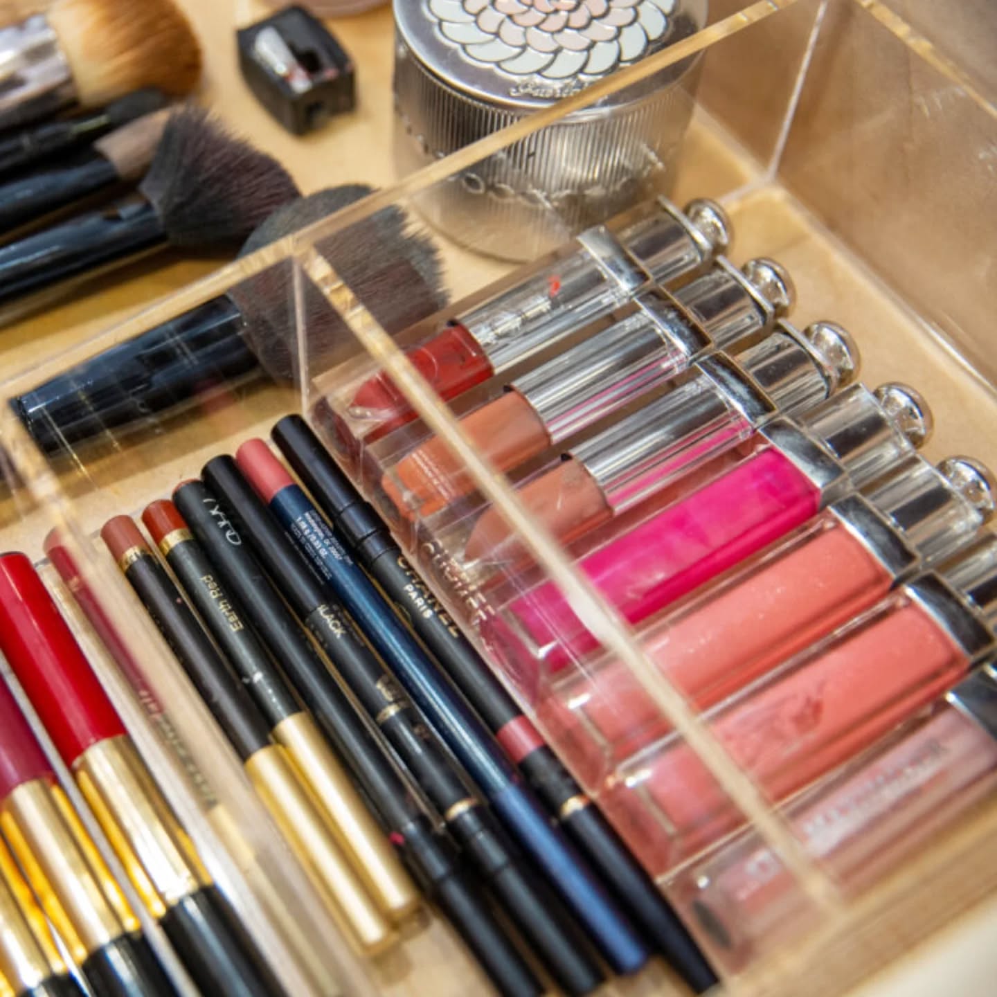 A professional organizer helps you love what you have (and find it!)
#organizeforstressfreemornings #organizedmakeup #professionalorganizer #bayareaorganizer #organizerforbusywomen #amscotthome