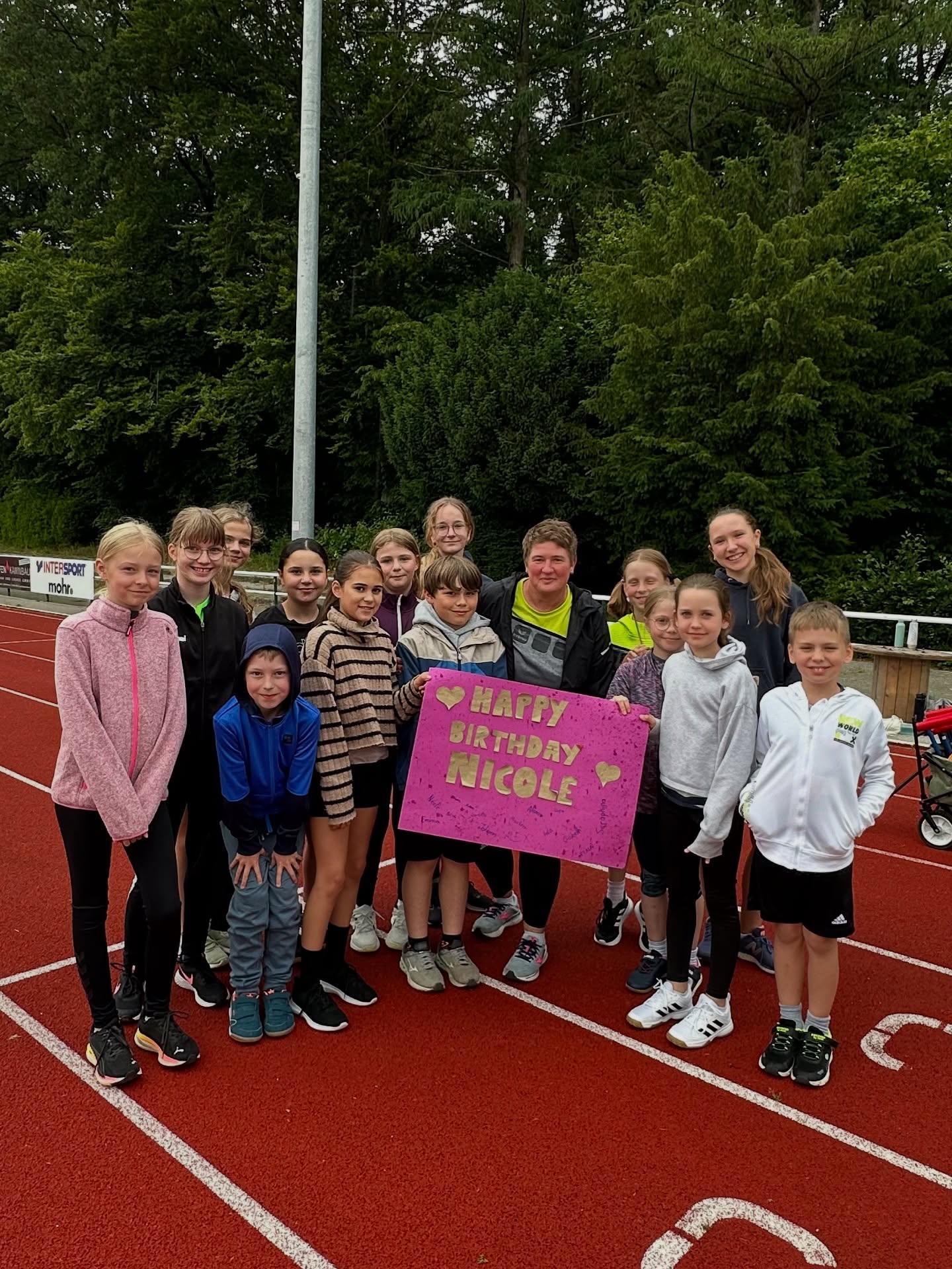 Happy Birthday Nicole!🎉
Heute hat unsere liebe Nicole Geburtstag und wurde von ihren Trainingskids überrascht!🥳
Nicole ist bei uns im Verein als Trainerin bei der U10/12 und bei der Frauensportgruppe tätig. Außerdem engagiert sie sich im Vorstand! 💪🏻
Wir sind froh dich in unserem Verein zu haben!💚
Dein LSC-Team💚