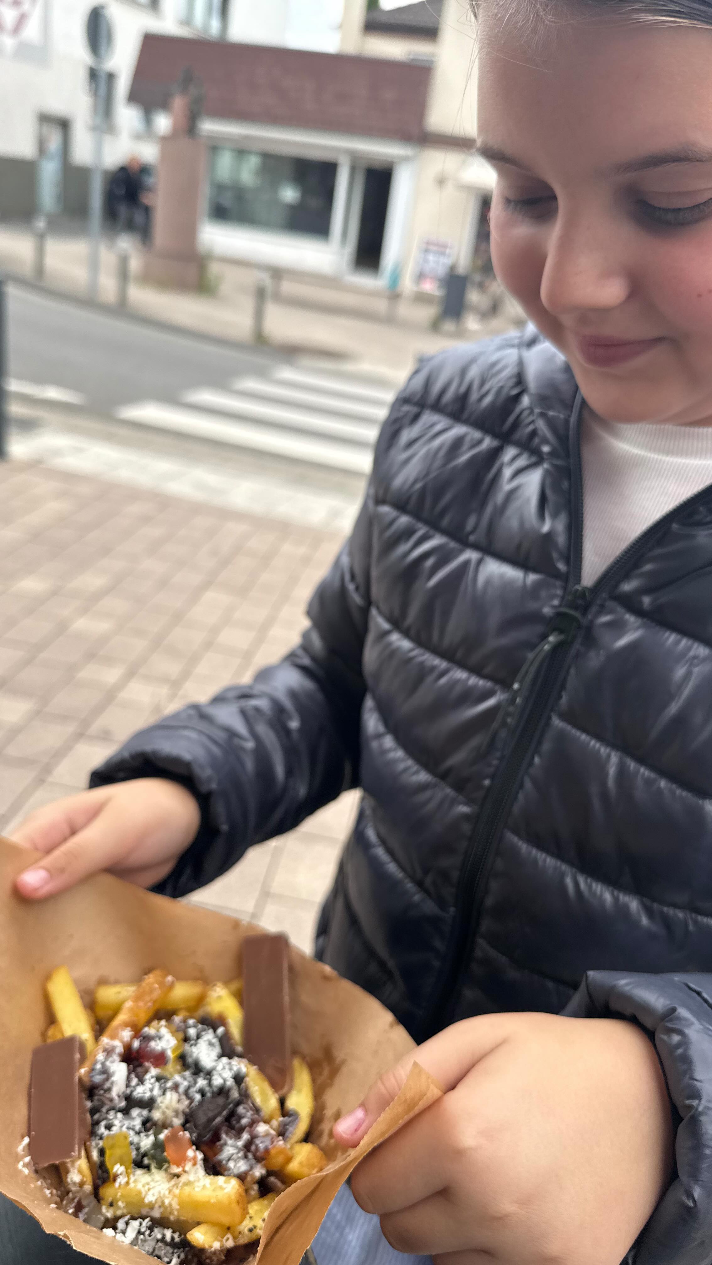 “Pommes mit Schoki, Gummibärchen & Co. – genial oder komplett verrückt?! 🤯🍟🍫
👉 Was sagst du: Würdest du’s probieren?
#SweetFries #FoodExperiment #HotOrNot