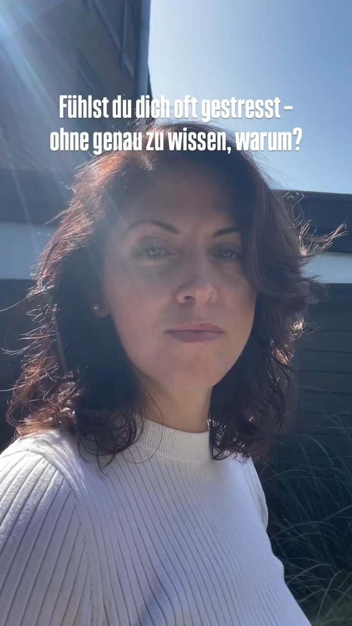 Hast du manchmal das Gefühl, für alles verantwortlich zu sein?
Dass du ständig funktionieren musst, immer stark, immer verfügbar?
Kennst du diesen inneren Druck, dich immer wieder beweisen zu müssen, als wärst du nur dann wertvoll, wenn du etwas leistest?
Denn der Stress entsteht nicht nur durch das, was um uns herum passiert,
sondern durch das, was in uns wirkt.
Unsere alten Muster. Unsere Glaubenssätze. Unsere tief verankerten Überzeugungen darüber, wie wir sein müssen, um geliebt, sicher oder „genug“ zu sein.
Wir können lernen, alte Rollen abzugeben.
Unsere Bedürfnisse wahrzunehmen. Grenzen zu setzen.
Nicht nur, um besser mit Stress umzugehen sondern um ihn gar nicht erst entstehen zu lassen.
Ich begleite dich gerne.
Beata 🫶🏻
https://www.holistictouch.net/
#Hypnose
#stressmanagementcoaching
#achtsamkeit
#persönlichkeitsentwicklung
#Energiearbeit
