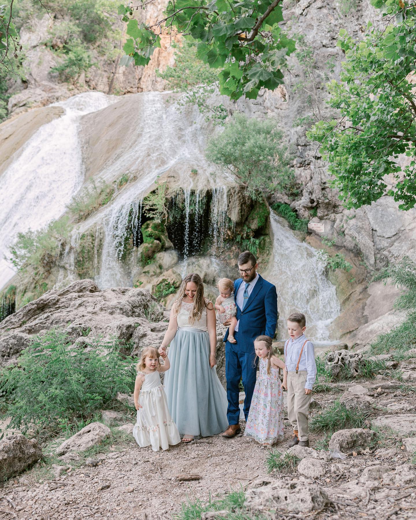 Oh do we love the Hicks! Becca wore the top of her wedding dress with this gorgeous blue skirt for these photos and it was 🤌🏻😘 that plus waterfalls and the like, BEST behaved kids on the planet made for SUCH a sweet session out at Turner Falls.
#dfwfamilyphotographer #anniverseysession #turnerfalls #dentonfamilyphotographer #dallasfamilyphotographer #ftworthfamilyphotographer