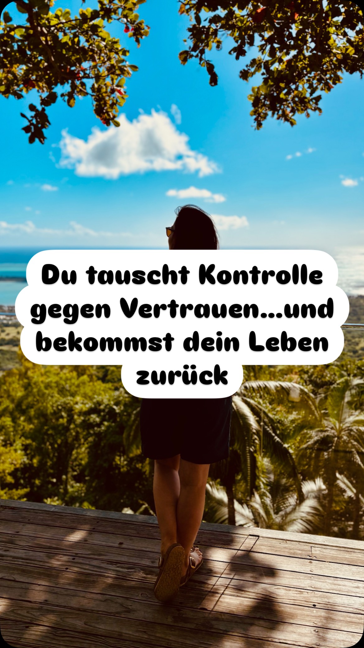 Wir glauben oft, Kontrolle sei Stärke.
Über unser Gewicht. Unsere Ernährung. Unsere Trainingsroutine.
Weil wir denken, wir müssten uns ständig verbessern, disziplinierter sein, perfekter.
Aber eigentlich geht es nicht um den Körper.
Sondern um das Gefühl dahinter.
Die Angst, nicht genug zu sein.
Die Angst, was passiert, wenn wir loslassen.
Wer wir sind, wenn keine Essensregeln, kein Trainingsplan und kein „perfekter“ Körper uns mehr definieren.
Diese Kontrolle fühlt sich an wie Sicherheit –
aber in Wahrheit macht sie müde, einsam und klein.
Ich dachte früher: Wenn ich nur konsequent genug bin, dann…
Dann bin ich gut genug. Dann hab ich alles im Griff. Dann passiert nichts Schlimmes.
Aber Perfektion macht nicht frei, sie nimmt Lebensfreude.
Heute glaube ich:
Das Leben wird nicht besser, wenn du dich noch mehr kontrollierst.
Es wird besser, wenn du dir erlaubst, loszulassen.
Neues auszuprobieren.
Dich nicht über Leistung zu definieren.
Du bist nicht zu schwach, wenn du das nicht mehr willst.
Du bist bereit für etwas Echtes.
Etwas, das nach dir aussieht. Nicht nach einem Ideal.
#zyklusgesundheit #körperakzeptanz #frauengesundheit #harecovery
#gesundstattperfekt #zykluscoaching