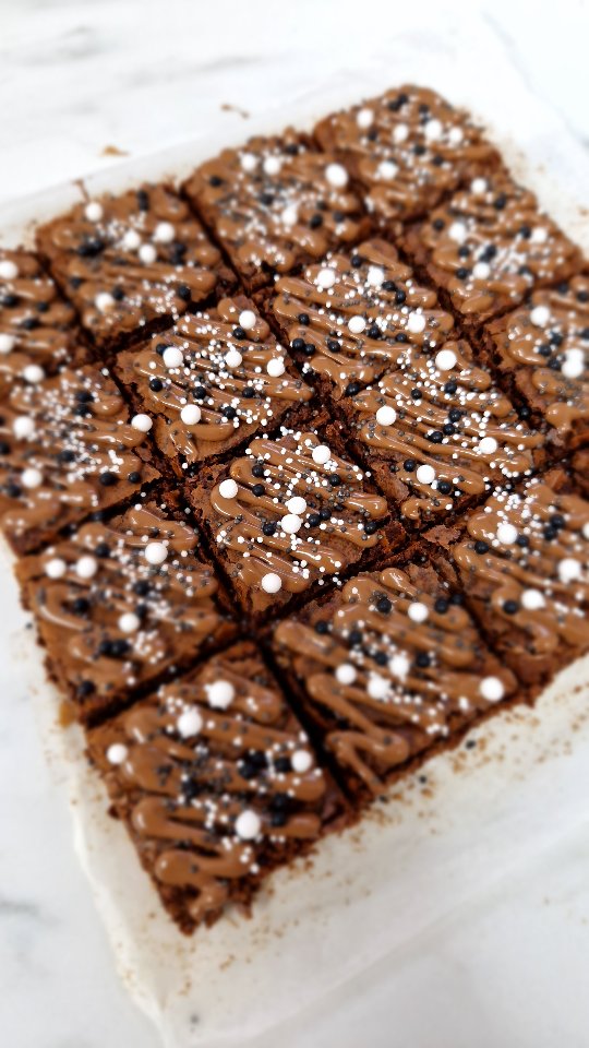 Sorry, maar als brownie proeft als baksteen, dan doe jij jezelf echt zwaar tekort!❌️
Brownies zijn gemaakt van chocolade, dus die "horen" zwaar en compact te zijn? Nou echt niet!
Zacht, smeuïg, luchtig...
Geen machtige hap, maar pure verwennerij. perfect voor dat me-moment als de kinderen op bed liggen, bij een kop thee, tijdens je favo serie of gewoon.... omdat je het verdient!
Maar je bent gewaarschuwd! Na een Suikertijd brownie wil je nooit meer anders
#suikertijd #brownies #cupcakes #taart #cookies #lekkersbijdekoffie #verjaardagstaartoldenzaal #taartbestellen #Oldenzaal #Enschede #losser