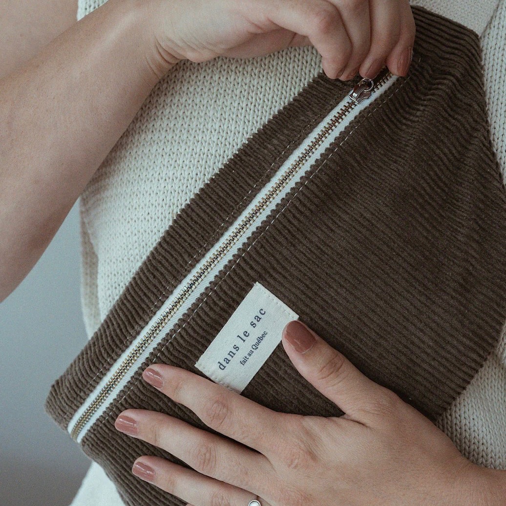 Que ce soit en balade, au marché ou pour les mains libres au quotidien, notre sac banane en velours côtelé est devenu un indispensable. On y glisse :
Un petit carnet & un stylo
Une collation saine
Un baume à lèvres naturel
Le téléphone et les clés
Un mini gel lavant ou un mouchoir en tissu
💡 Pourquoi on l’aime ?
Parce qu’il est doux, pratique et solide. Porté à la taille ou en crossbody, il accompagne tous les moments de vie.
🎨 Disponible en coloris vanille, dune et forest
📦 Fabriqué avec soin dans une démarche éthique et durable par @danslesac au Canada.
🔗 À retrouver sur la boutique www.lesjoliesemplettes.com