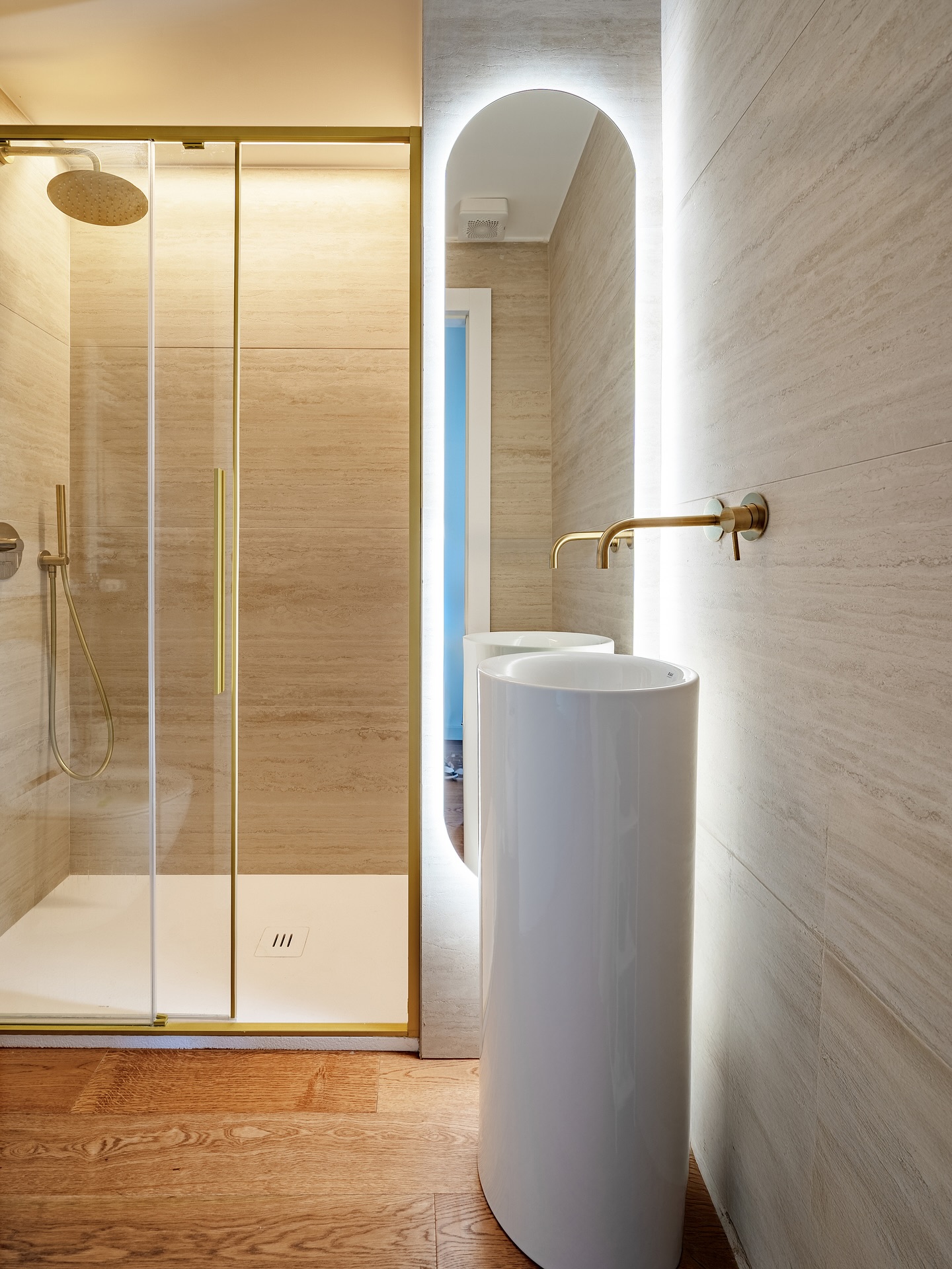 Siamo partiti da un solo bagno e con un’attenta progettazione siamo riusciti a crearne due: un vero lusso quotidiano che cambia la qualità della vita in casa.
Il primo bagno è stato realizzato in travertino e richiama il materiale utilizzato per l’isola della cucina che avete visto nei post precedenti. Questo dettaglio permette di creare un fil rouge elegante che trasmette un senso di continuità tra gli spazi.
Il secondo bagno, en-suite, grigio materico: un piccolo rifugio di design. La rubinetteria satinata contrasta con le superfici materiche e il protagonista assoluto è il lastrone unico di marmo nella doccia, un tocco di eleganza che ci ha conquistato.
🛠️💭 Avere un secondo bagno dona più comfort e valore alla casa, lo vorresti anche tu nella tua ristrutturazione? Contattaci per un preventivo.
-
@chiocca.design
-
#design#architetturainterni#internidesign#designinterni#arredointerni#stylingtips#interioraddict#interiordesignerslife#interiordesignblog#interiordesignphotography#interiordesignstudio