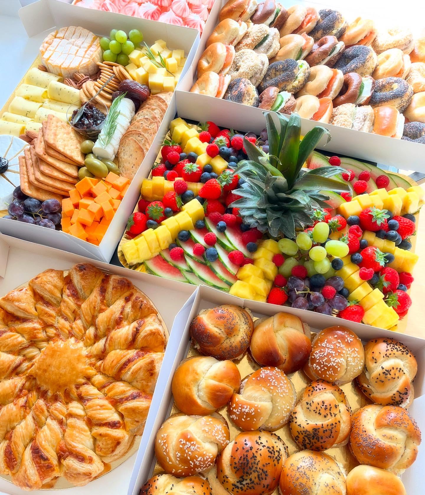 Boxes
#koshercateringlondon #foodboxes #foodfriendsfun #foodbuffet #koshercaterer