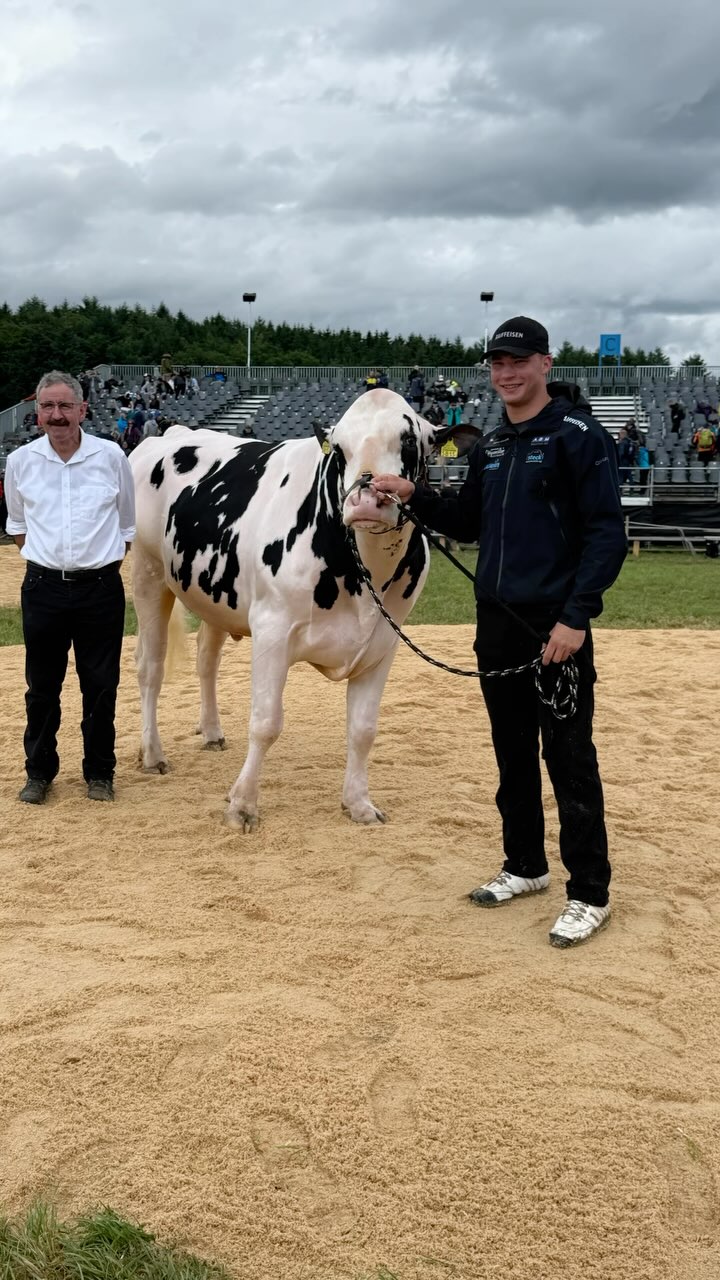 🥇 Festsieger OSF 2025: Moser Michu!
Was für ein Tag, was für ein Schlussgang – herzliche Gratulation an unseren verdienten Sieger! 💪🌟
Die Arena hat gebebt, das Publikum gefeiert – du hast Geschichte geschrieben, Michu! 👏
Danke an alle Schwinger, Fans, Helfer:innen, Gabenspender & Sponsoren – dieser Tag bleibt unvergessen.
#osf2025 #mosermichu #festsieger #schwingfest #herzlichegratulation #inkwilbrennt #finale #sägemehlheld #gemeinsamgross