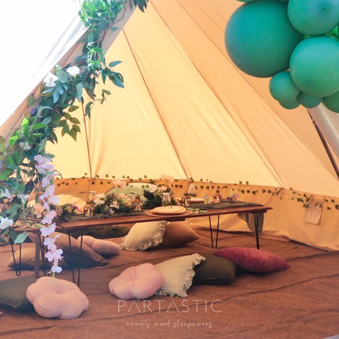 With lots of lovely nature accessories.
🦋🌿🪻
.
.
.
#fairyparty #woodlandfairies #woodlandparty #woodlandsleepover #intothewoods #dinnerparty #picnicpartyhire #eventstyling #popuppartyhire #birthdaypicnic #luxepicnic #popuppicnic #tablestyling