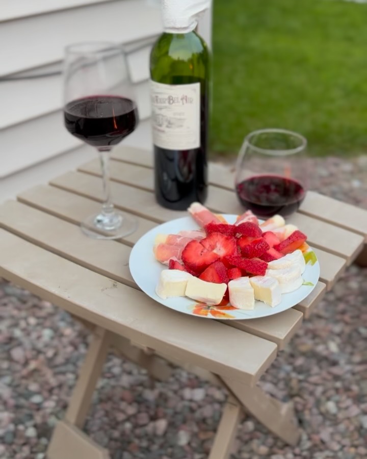 Weekend awaits! Good vibes only 😎 #villagecottages #booknow #oldforgeny #linkinbio #weekend #getaway