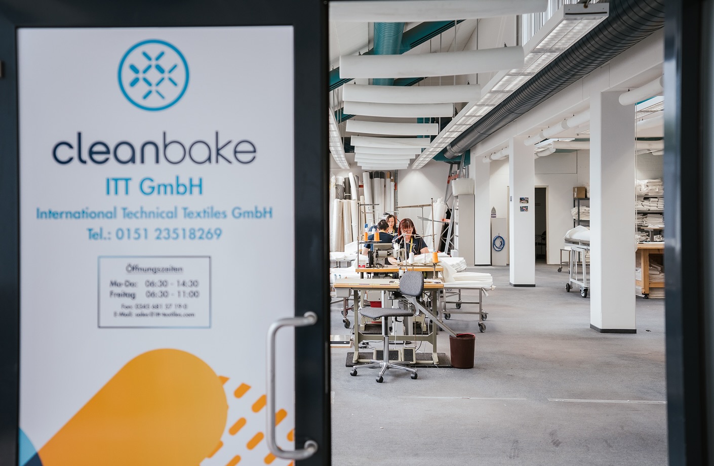 Professionelle Hygiene für deine Backstube – mit den innovativen Bäckereitextilien von Cleanbake. 🌾✨
Ob Gärtücher, Abdeckungen oder Trögeltücher – alle Produkte sind lebensmittelecht, antimikrobiell und mit Antihaft-Effekt für saubere, effiziente Prozesse. Weniger Mehlstaub, kein Anhaften, längere Nutzungsdauer – das spart Zeit, Kosten und schont die Umwelt. Perfekt für Handwerks- und Industriebäckereien! 🧼🍞
𝗖𝗟𝗘𝗔𝗡𝗕𝗔𝗞𝗘 – dein Partner für Bäckereitextilien 🤝