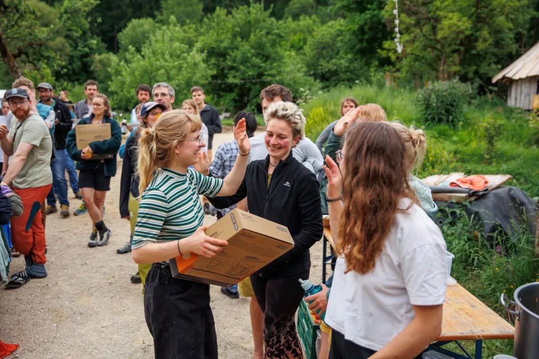 🍕 + ☀️ + #ecopointclimbing Bingo-Verlosung am Ecopoint Get Together 2025
Danke an das Pizzateam und an unsere Sponsoren für die mega Preise! 💫
📸 @tobi.weiland
Übersetzt in Instagram:
@dav_nuernberg , @ortlieb_waterproof , @avdstiftung , @petzl_official @ortovox , @neumarkter.lammsbraeu , @vgn_freizeit , @bambule_kletterhalle , @eldoradobergsport @patagoniawornwearbus , @kaffeewerkstatt_kucha, @ghostbikes_mtb @ecopoint_climbing