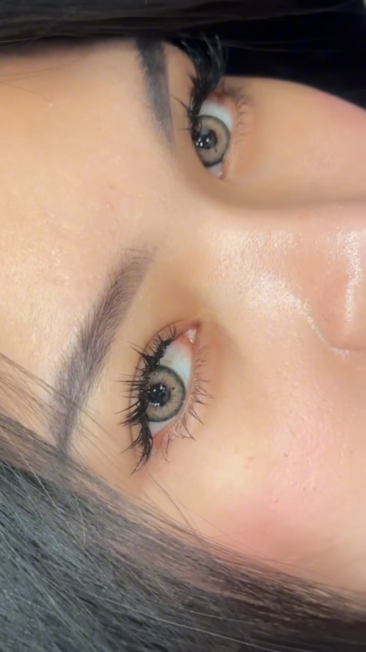 Après tant de temps de pratique, je peux enfin vous montrer mes résultats !
Voici enfin le MANGA LASHES ! 🖤✨
Je suis tellement heureuse et reconnaissante. Un grand merci à l’ebook de @eyesby.op pour ses conseils précieux, et à mon magnifique modèle pour sa patience et sa confiance🩷
Je suis ravie de vous proposer ce nouveau service, de continuer à me former chaque jour et de toujours donner le meilleur de moi-même dans cet art magnifique.
Ce n’est que le début!💜💫✨