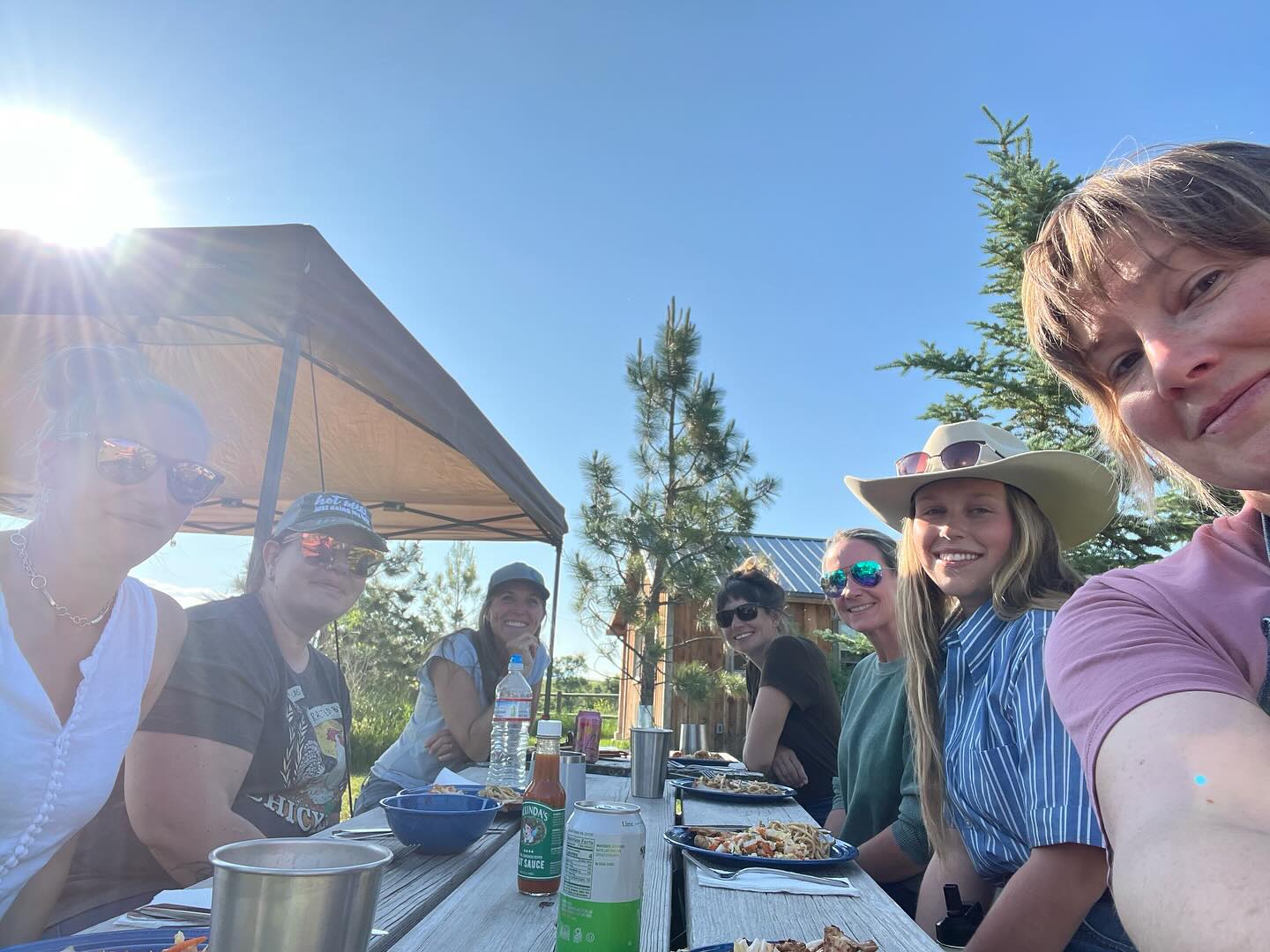 Day one at the Women’s Resilient Leadership Retreat was full of storytelling, round pen work, and breathtaking views at @thiswidesky!
We are excited for the days & connections to come. 🌸
#wellbeingforeverybody #montanaretreats #thiswidesky #womensleadership