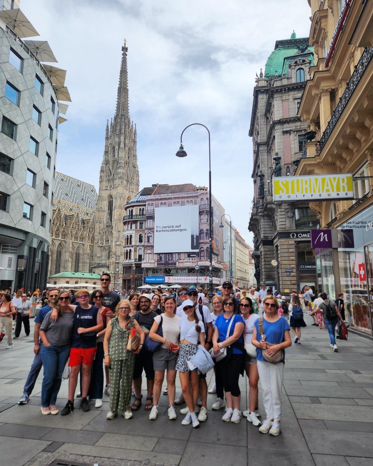 Tour di domenica: gruppo top, risate infinite e una cattedrale che fa da sfondo ai nostri selfie! 🏰😎 Vuoi essere tu il prossimo protagonista? Tagga chi vorresti portare a Vienna e prenota il tuo tour con noi! #viennacittàmagica #tourdivertenti #marioviennaguide
