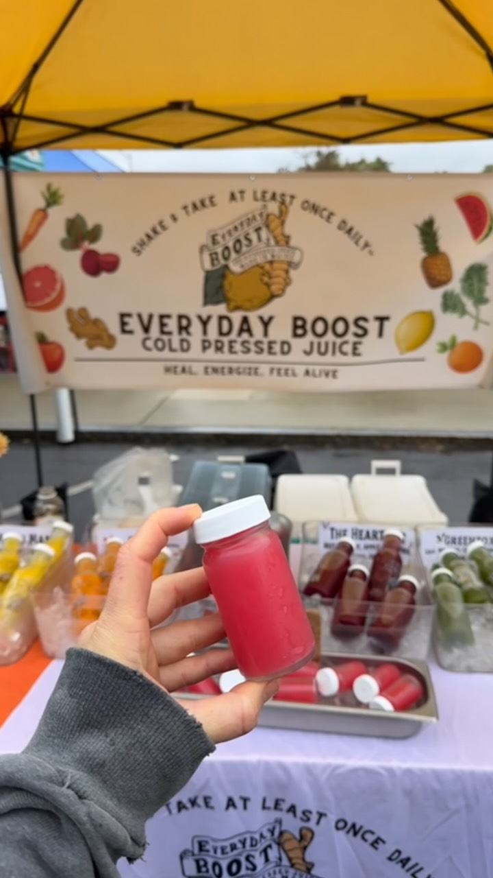 🧚Summer is in full swing here at Everyday Boost. 2 months of markets down, just 4 months to go! ✨🌞Summer has been full of produce, lots oooo juice (like a lot a lot), family, razor scoots, car full of coolers and dogs and tents and somehow me???, rainy Saturday markets (fingers crossed for ONLY sunny Saturdays from here on out 🤞), soaking up the sun, dogs, bare feet, ice on ice on ice, happy smiley heart❤️🔥, bottles (many many many bottles), lifting coolers in, lifting coolers out, quick break downs (iykyk), and meeting so many new customers!!! We have been having fun and it’s just beginning. See you all this weekend for all your juicy needs 😋