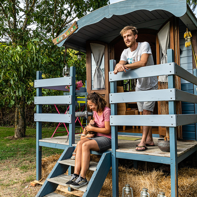 L'Oasis des Ptis Potes
Je n'en parle pas souvent ici, mais dans mes occupations joyeuses, il y a aussi l'Oasis des Ptis Potes : un écolieu en pleine nature où l’on vit selon les principes de la permaculture et du partage, notamment.
5 foyers y co-habitent à l'année et expérimentent le vivre ensemble.
Nous avions fait une petite parenthèse sur l'activité touristique, mais celle-ci reprend cet été 💚. Vous pourrez donc venir séjourner dans notre charmante roulotte, ou dans la cabane à l'orée du bois.
Au plaisir de vous accueillir dans ce petit coin de paradis.
Plus d'infos ici : https://monptipote.com/nouvelle-saison/
#OasisDesPtisPotes #Ecolieu #SéjourNature #Roulotte #Cabane #BienÊtre #Permaculture #NatureLover #VoyageResponsable #TourismeDurable
