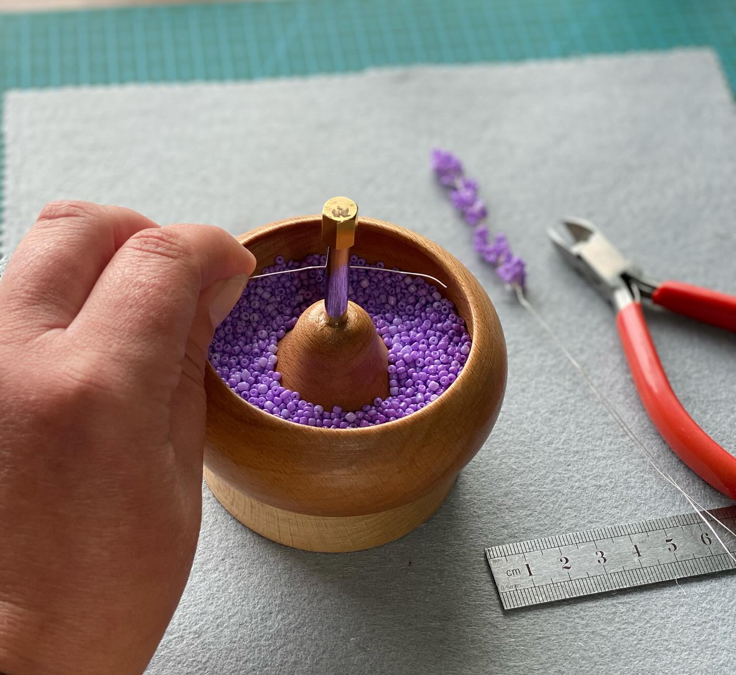 Making lavender sprigs is so relaxing (more samples being made for @eventsbyshopsmall J36 Summer Market)
#lavender #beadedflorals #beadedflower #thebeadedgarden #samples #makingsamples