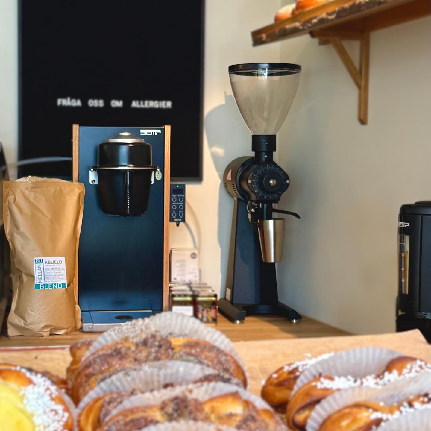 Här får ni en inblick i Philips Café — en inbjudande plats där riktigt gott kaffe står i fokus.
Den stilrena @3temp PULS passar in perfekt och levererar både hög prestanda och energibesparing, utan att ta upp hela disken.
Precis bredvid? Vår trogna favorit, @mahlkonig EK43-kvarnen — den ultimata bryggpartnern.
Vem har sagt att batchbrygg måste vara tråkigt? Kom förbi och upplev skillnaden. ☕⚡
#PhilipCafe #3TEMP #Mahlkönig #CoffeeSetupGoals #EnergieffektivBryggning #InteDinVanligaBrygg
#fika #kaffe #swedishfika #coffeetime #coffeelover