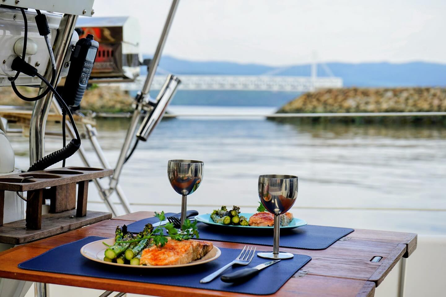 La plus belle terrasse de La Malbaie? C’est sur notre bateau qu’on la trouve! 😏
En plus d’offrir des excursions, Mélaudine est disponible pour de la location à la nuitée. Direction notre site web pour réserver votre séjour.