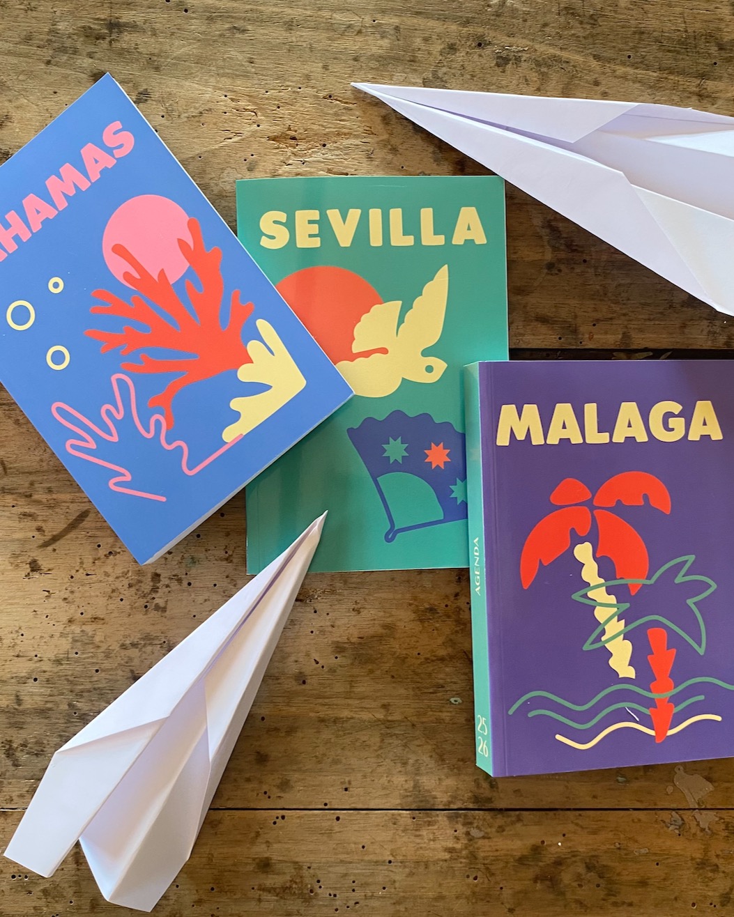 Le retour de l'été, le retour des collections d'agendas ;) Cette année une nouvelle collection, appelée Artistrip. Colorée et solaire cette collection nous donnera plutôt envie de rester en vacances :D Retrouvez les chez Decitre, Leclerc, Carrefour etc... #agendas #illustration #nouvelle année #ete #summevibes