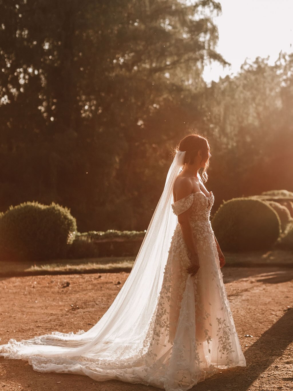 Picking a favourite from these photos was quite a task!
I love them all so much and @hancox_k88 looked absolutely stunning in her @houseofsavin wedding dress and custom veil 🤍
Huge congratulations Katie & Ben, this honestly looks like the most amazing wedding 🤍
Venue: @hamptonmanorweddings
Grooms Suit & shoes: @richardgeorgetailoring
Brides dress & veil: @lavellebridalcouture
Brides shoes: @jimmychoo
Bridesmaids dresses: @sixstories
Hair: @zarabeautifulhairmakeup
MUA: @rachaelclairebridalmakeup
Photographer: @lightandlace
Videographer: @zadefilmco
Florist: @lily_loves_flora
String quartet: @nerostringquartet
Band: @cleopatragreekband
•
•
•
•
•
#realwedding #houseofsavin #hamptonmanor #brideandgroom #savinlondon #manorhousewedding #savinlondonbride #wedding