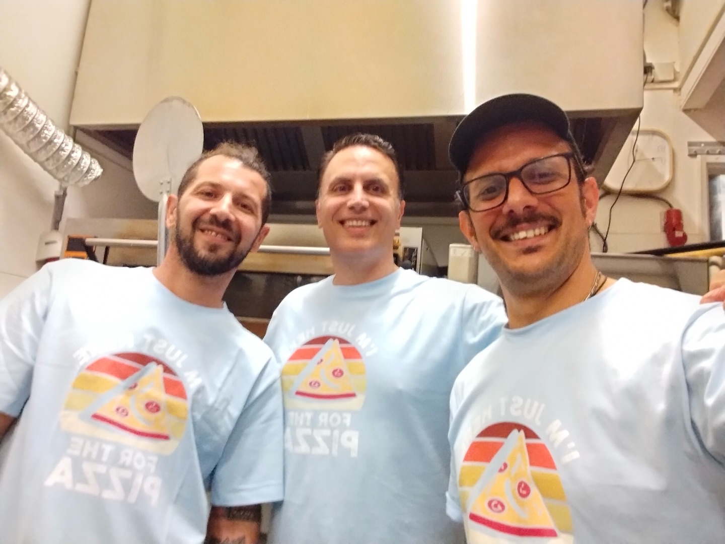 🍕 Pizza crew vibes! Meet the dream team: Francesco (left), Mariano (center), and Federico (right) — always serving up smiles and slices.
Matching shirts, matching passion.
#PizzaLife #TeamWork #KitchenCrew #PizzaLovers #GoodVibesOnly #FoodieFam #JustHereForThePizza