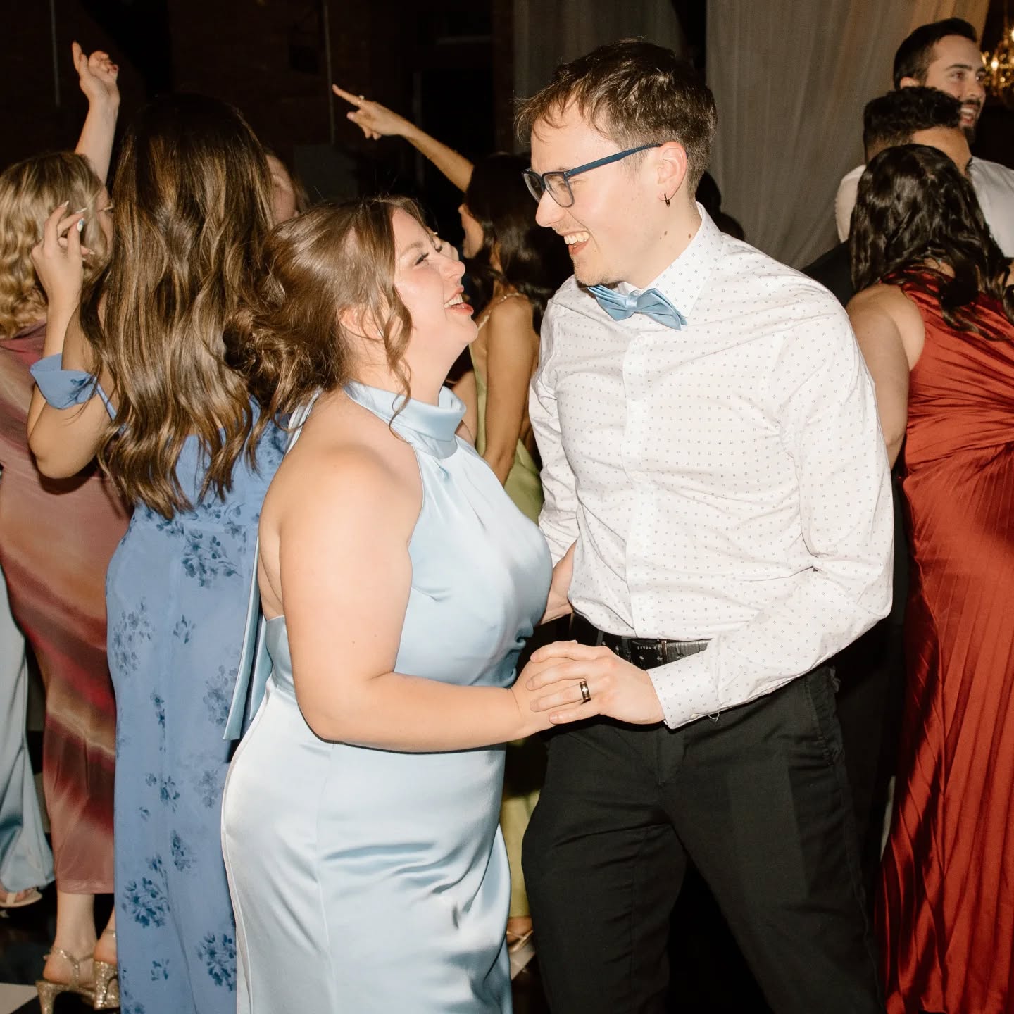 We didn't work it, but we werked it 🪩💙
Still in bliss from Robin & Eric's wedding, hard to believe we're coming up on one month! We love this candid of us and couldn't help but share 🥹
@myamarjoriephotography
@sarahnichol_photography
#videographersoffduty