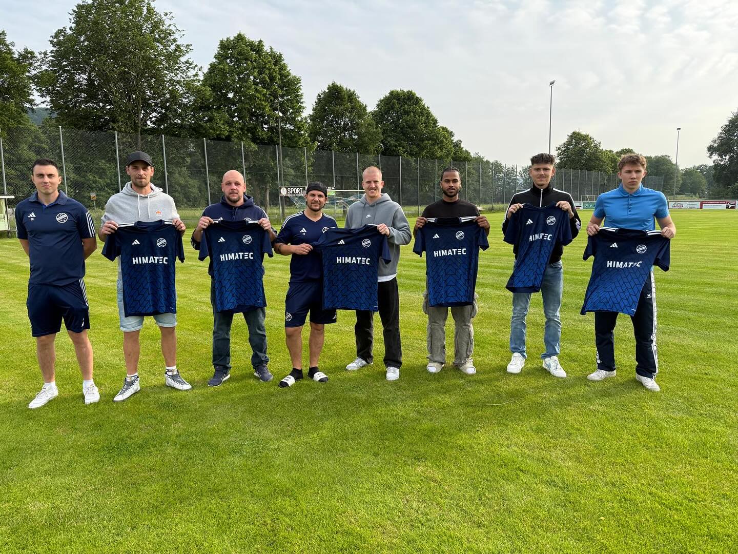 +++ Raffael Kobrowski wird zur kommenden Saison 25/26 Spielertrainer beim Fc Sindlbach +++
Auch auf diesem Kanal möchten wir unseren neuen Chefcoach @raffi_10 begrüßen. Zusammen mit dem spielenden Co-Trainer Marco Simon bildet er zur neuen Saison das Trainergespann für unsere 1.Mannschaft.
Bereits kommenden Dienstag, den 24. Juni starten wir in die Vorbereitung und bestreiten am Sonntag, den 29.06 Auswärts gegen die Djk-Sv Lengenfeld unser erstes Freundschaftsspiel. Zudem freuen wir uns, viele Neuzugänge im Auftakttraining begrüßen zu dürfen.
Wir wünschen dem neuen Trainergespann viel Erfolg, jetzt heißt es die abgeschlossene Saison abzuhaken und Reaktion zu zeigen!⚽️💪 Pack Ma's💙🤍