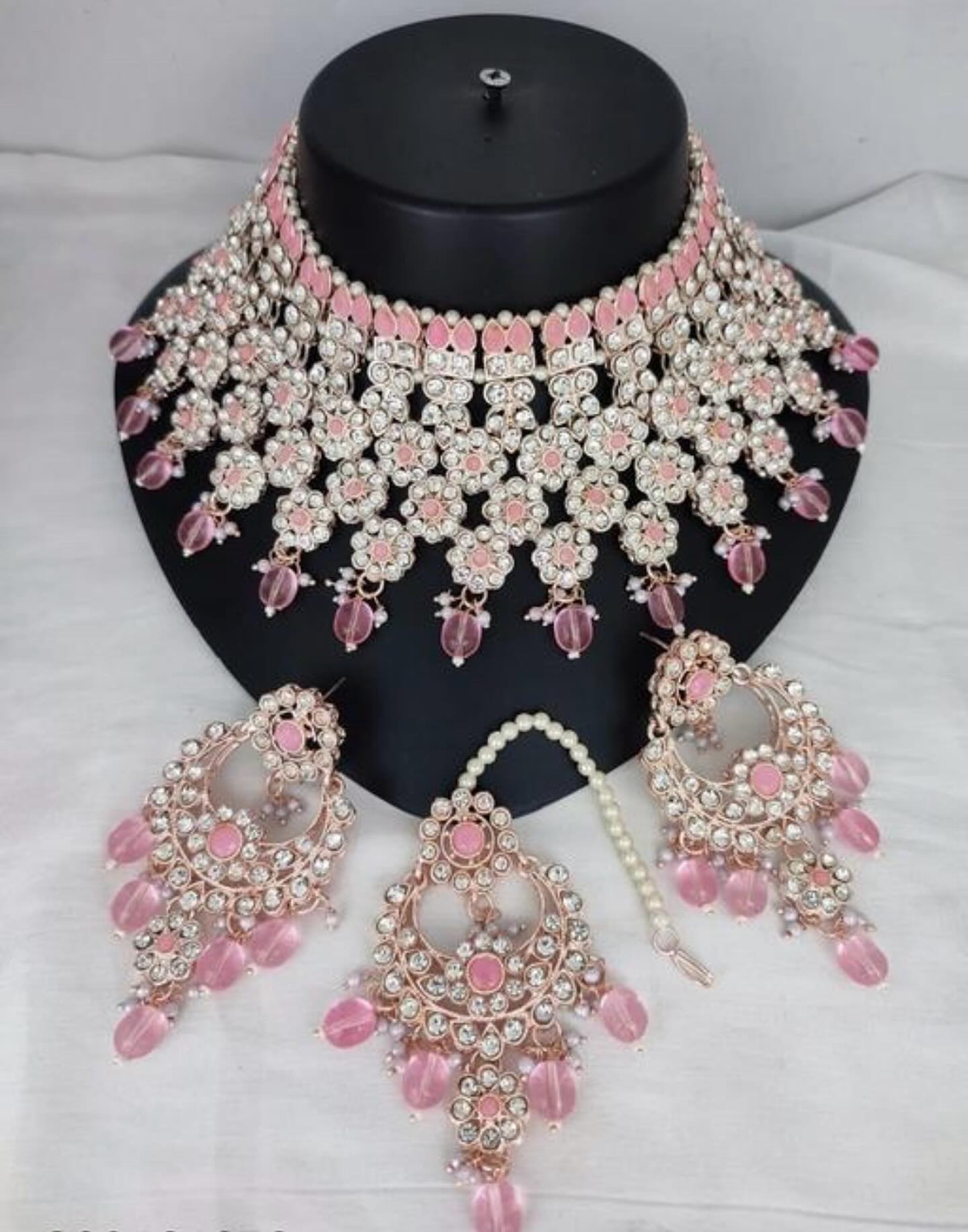 ✨ Set bijoux indien 25 € ✨
Collier choker + boucles + tikka, avec perles roses et strass 💖
Parfait pour occasions, mariages, looks traditionnels !
📩 Commande en DM sur Insta
🌍 Envoi international disponible
#jewelry#jewellerylover#jewellerysets#indianjewelry#parureindienne