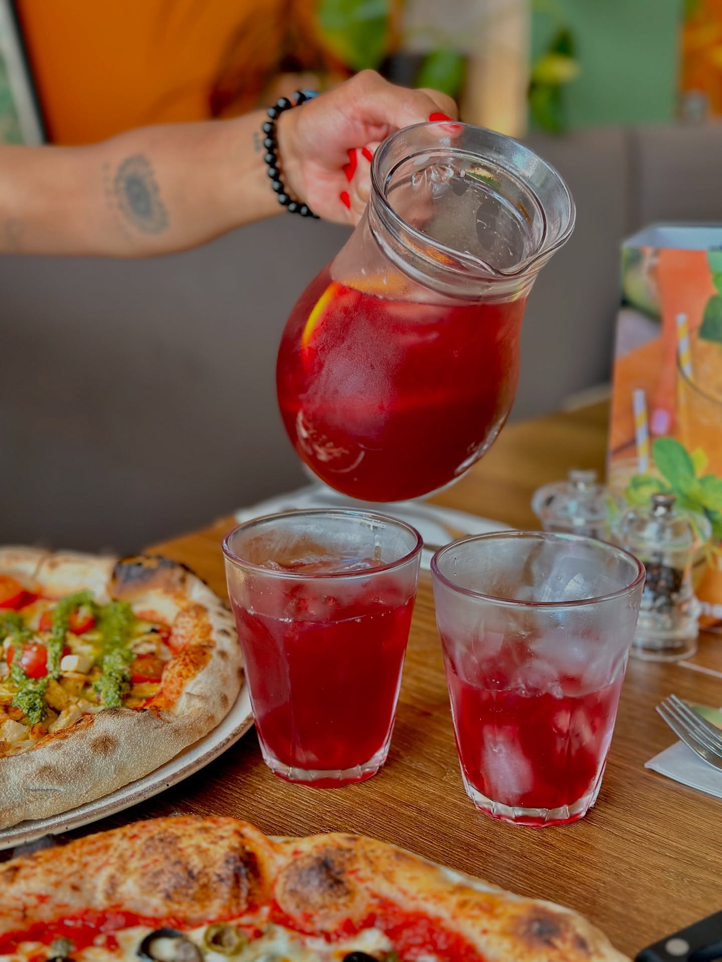 Taste the summer in a jug! ๐๐ท๐ค๏ธ
Try our Spanish Summer Spritz aka Tinto De Verano!
#Bistro66Beeston