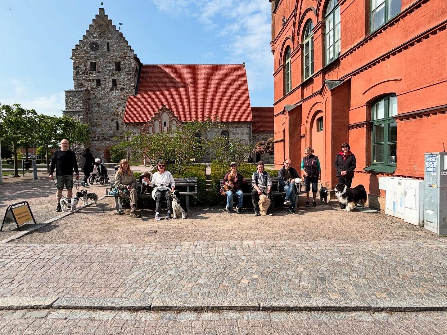 Jaha, det regnar just nu.
Men vem vet vad som händer om 10 minuter eller kl.15 när vi skall gå vår mysiga söndagspromenad.
Vi träffas som vanligt vid Hamnkiosken
Alla ekipage är välkomna
Medlemmar i SimBK hänger med gratis och övriga betalar 25kr/gång eller 10-kort för 200kr
Välkomna
//Yvette 🐾🐾