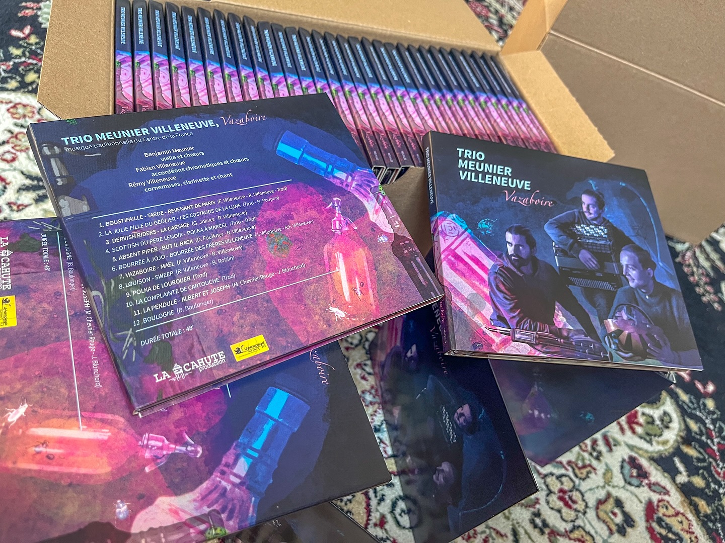 Rendez-vous ce week-end pour la sortie de notre nouveau CD dans l’Berry !!
Il est temps de vous l’annoncer, ça fait une semaine que notre album « Vazaboire » est arrivé !
Vous pourrez vous l’acheter ce 21 juin pour un grand bal folk à Châteauroux ( Place St Hélène ), et le lendemain après-midi à l’Ehpad d’Issoudun avec un joli parquet !
Pour en écouter des extraits et le commander en physique ou numérique wave/mp3 c’est sur le site:
www.benjamin-meunier.com/meunier-villeneuve