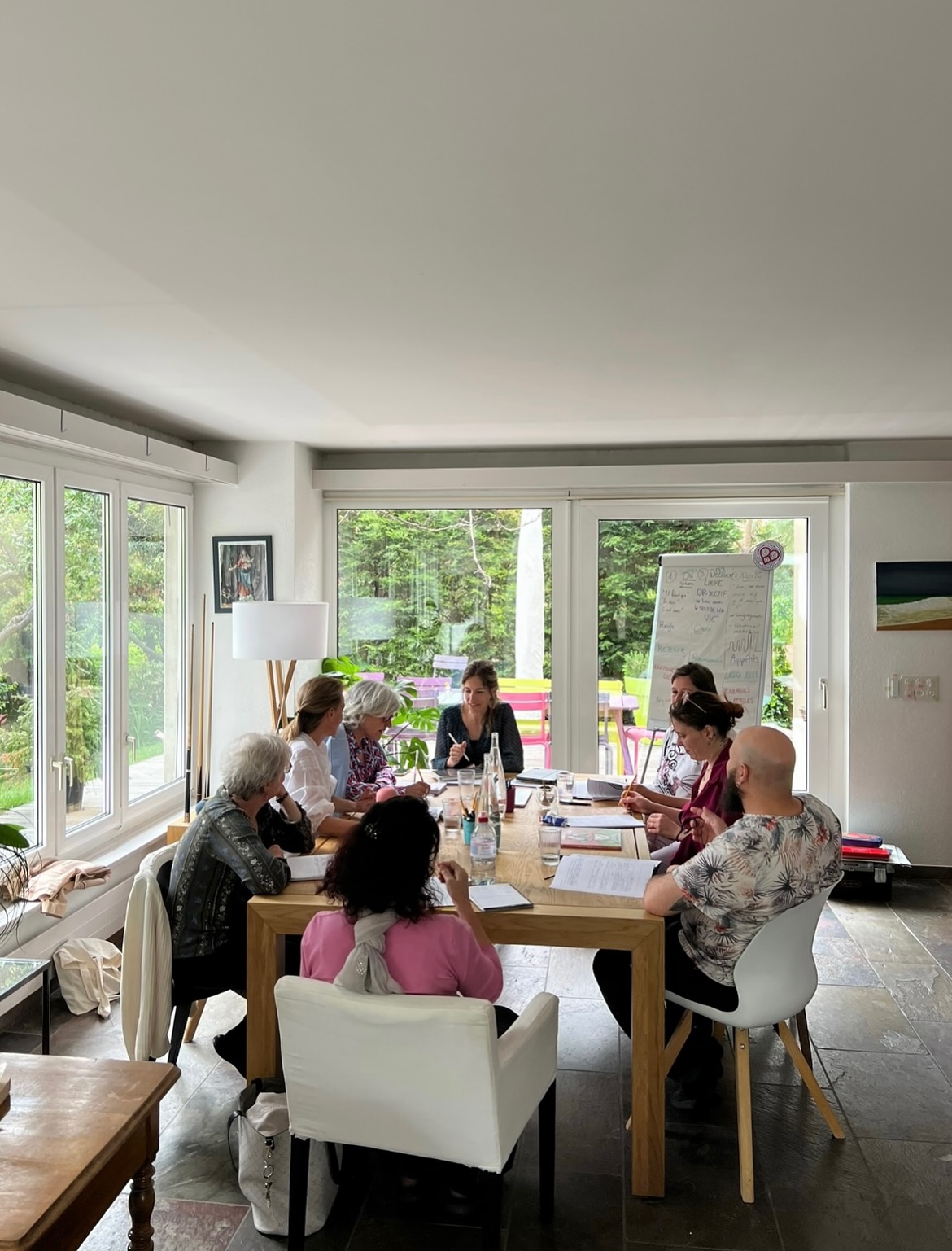 🌷 Retour en images sur le mois de mai des Ateliers Muntu 🌷
1. Les 2 et 9 mai, sept personnes ont participé à la session d’introduction à la FHI. Une session pleine d’émotions où les participants ont pu apprendre à prendre en charge leurs tensions et à relire leurs expériences pour grandir dans leur estime et leur confiance en elles
2. 🖼️
3. La FHI au festival Juvenalia à Fribourg ! Petit travail sur l’objectif pour les équipes et les bénévoles
4. Souper d’équipe 🍴
5. Formation de trois jours les 30, 31 mai et 1er juin au foyer de charité de Bex pour un week-end Familles. Parents et enfants ont pu bénéficier des plusieurs modules de FHI, tout en vivant de forts moments de partage
6. 🌱
Juin, on t’attend !
Plus d’informations sur le reste de nos activités sur www.muntu.ch