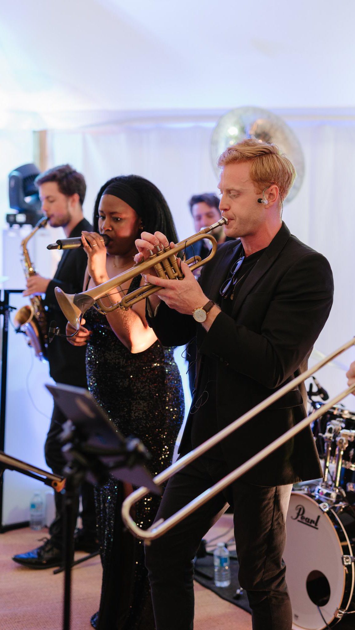 Our 6-piece band with vocals for the wedding of L&D 😍
.
.
.
#TheLondonStrollers #RoamingBand #LondonRoamingBand #BrassBand #StrollingBand #Singer #LuxuryEvents #LuxuryWedding #InternationalBand #London #EventProf #WeddingPlanner #LondonBrassBand