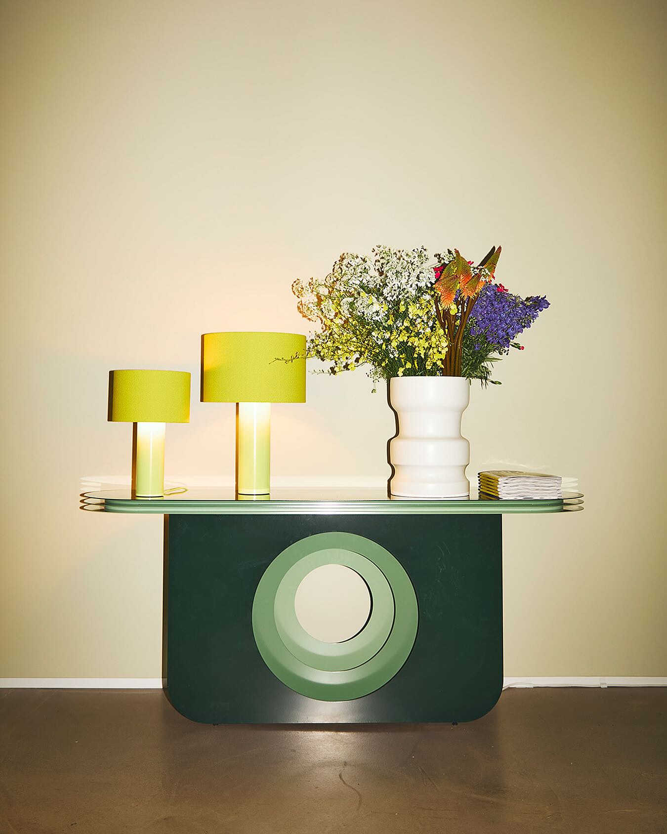 MY AMI sideboard with ALL ROUND MIDI & MINI lamps.
The design of the sideboard plays with a slim and light silhouette, utilizing powder-coated steel as the material. The top and base form a distinct T-profile when viewed from the side, while the frontal view combines the soft shapes of ovals, circles, and rounded squares.
Perfectly staged by Wolfram @wolframneugebauer and visually captured by Anna 📷 @annawegelin