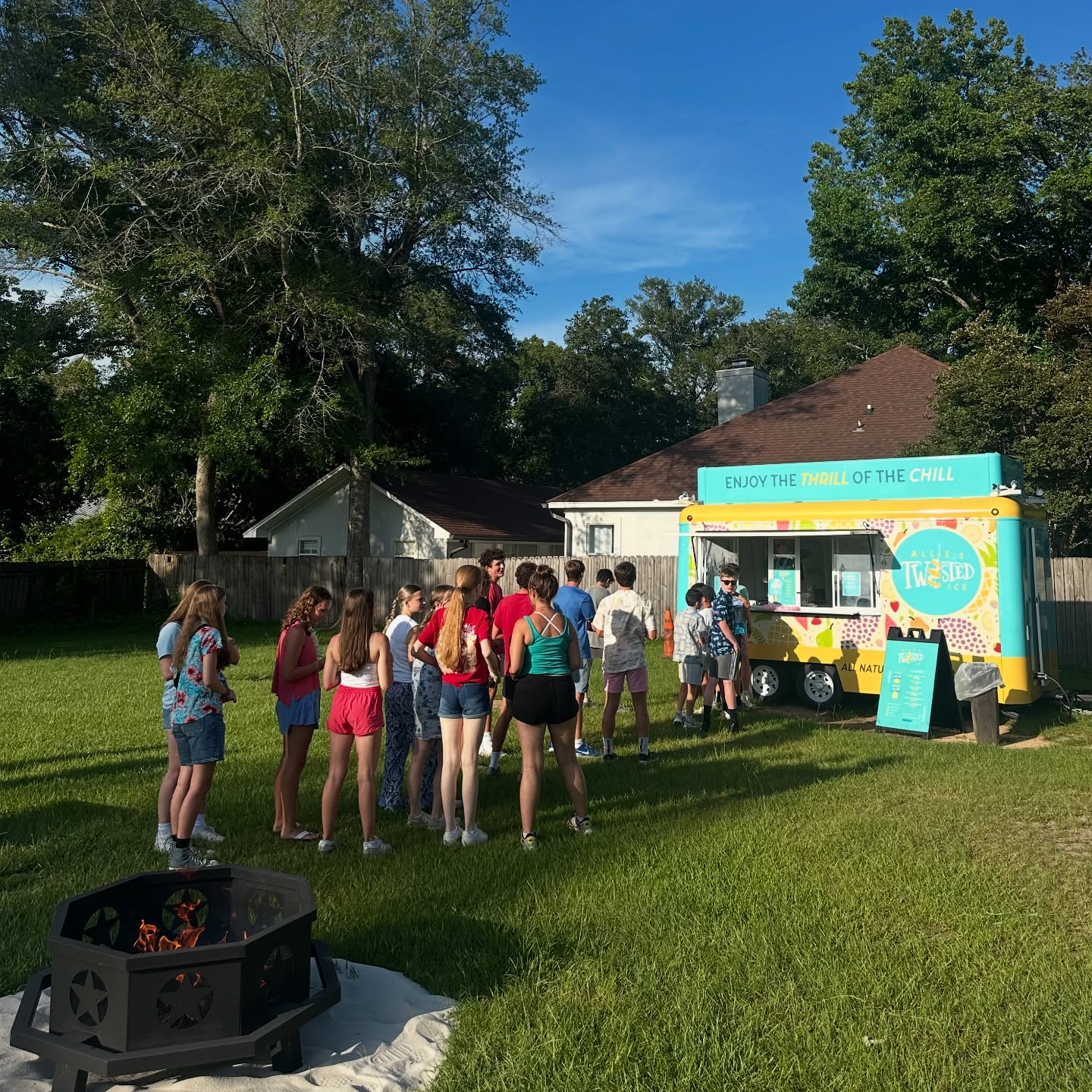 Thank you @fbcfairhopestudents for letting us be apart of your awesome Luau night! Click the link in our bio to our website to book us for your next event ๐คโจ๐จ