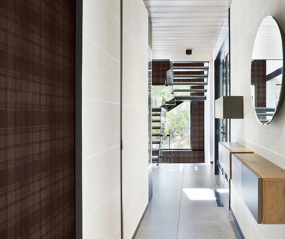 We’re obsessed with this one-of-a-kind design by @mafi.walkonart a plaid pattern carved directly into the wood!
This is the Carving Club I, a bold and timeless flooring choice in brushed, grey oiled oak — measuring 2400 x 185 x 19 mm.
Thanks to Mafi’s innovative carving technology, this flooring combines the warmth of natural wood with an ultra-distinctive aesthetic. And yes — it’s not just for floors! Use it on walls, ceilings, or custom-built furniture to add architectural texture and a sense of understated luxury.
Sustainably produced, toxin-free, and simply unforgettable…
Bu desene hayranız!
@mafi.walkonart ‘nin özel tasarımı olan bu zemin: ahşabın içine işlenmiş ekose dokusuyla sıradışı ve zamansız bir stil sunuyor.
Bu modelin adı Carving Club I — fırçalanmış ve gri yağ ile bitirilmiş bir meşe yüzey, ölçüleri ise 2400 x 185 x 19 mm.
Sadece zemin için değil; duvar, tavan ya da özel tasarım mobilyalarda da harika duruyor.
Doğal malzemeler, toksin içermeyen üretim ve ince işçilik bir arada.
Zemin değil, tasarımın ta kendisi…
photo ©️Diane Blanchard–mafi.com
#MafiWood #CarvingClubI #PatternedWood #TimelessDesign #LuxuryFlooring #SustainableInteriors #WallPaneling #NaturalMaterials #PlaidDesign #DesignInnovation