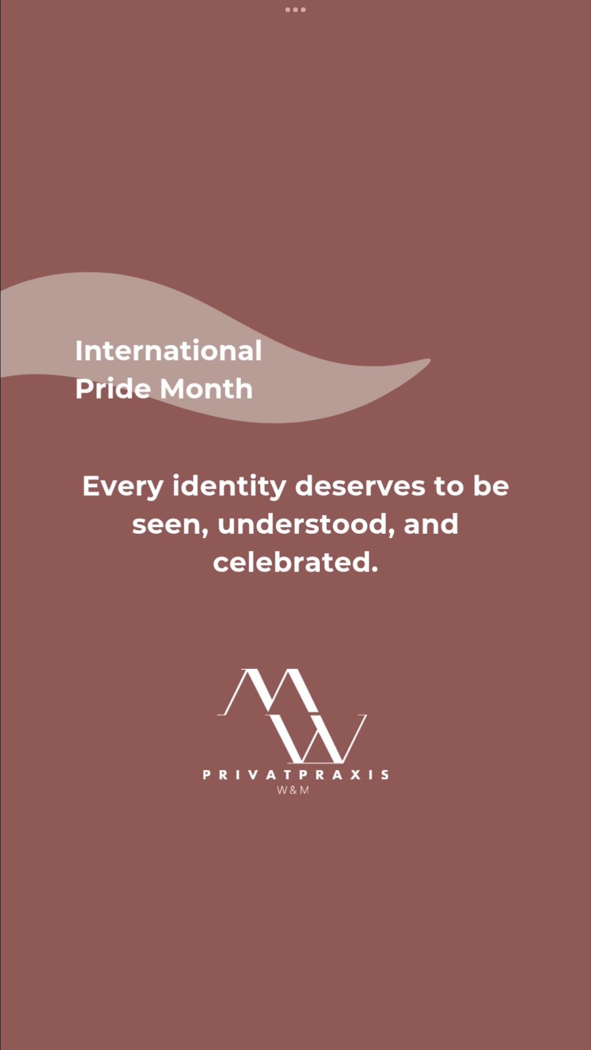 🌈 Pride Month: Raum für Vielfalt, Raum für Heilung
Im Juni feiern wir den Pride Month – eine Zeit, in der wir nicht nur queere Identitäten sichtbar machen, sondern auch daran erinnern, wie wichtig psychische Gesundheit in der LGBTQIA+ Community ist.
Viele Menschen erleben Ablehnung, Diskriminierung oder innere Konflikte – Dinge, die tiefen Einfluss auf das seelische Wohlbefinden haben können. Als psychologische Praxis ist es unser Anliegen, einen sicheren Raum zu schaffen: frei von Vorurteilen, offen für Vielfalt.
Du darfst sein, wer du bist. Du darfst fühlen, was du fühlst.
Wir stehen an deiner Seite – im Juni und an jedem anderen Tag des Jahres.
#PrideMonth #LGBTQIA #PsychischeGesundheit #TherapieIstFürAlle #DuBistNichtAllein #PsychologischePraxis #QueerUndGesund #privatpraxis #münchen #psychotherapie #psychischegesundheit #endthestigma #wundm #therapieplatz #therapieplatzsuche #psychotherapie #coach