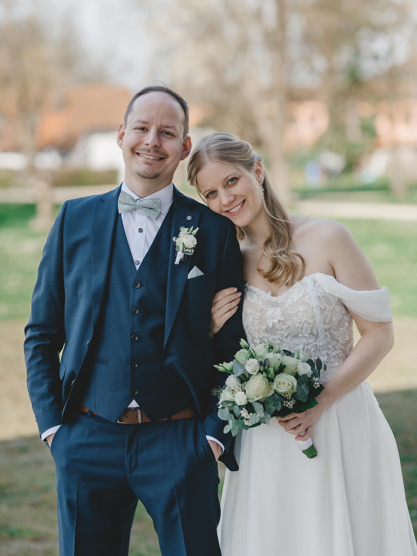 Mara & Philipp
Wenn zwei Menschen „Ja“ sagen, entsteht mehr als nur ein Bund.
Es entsteht ein Zuhause.
Ein Wir.
Ein Anfang voller Liebe, Hoffnung und gemeinsamer Träume.
Der Beginn einer neuen Familie❤️
#hochzeitsfotografbayern #hochzeitbayern #bayernhochzeit #hochzeitsfotografmünchen #hochzeitsfotograf