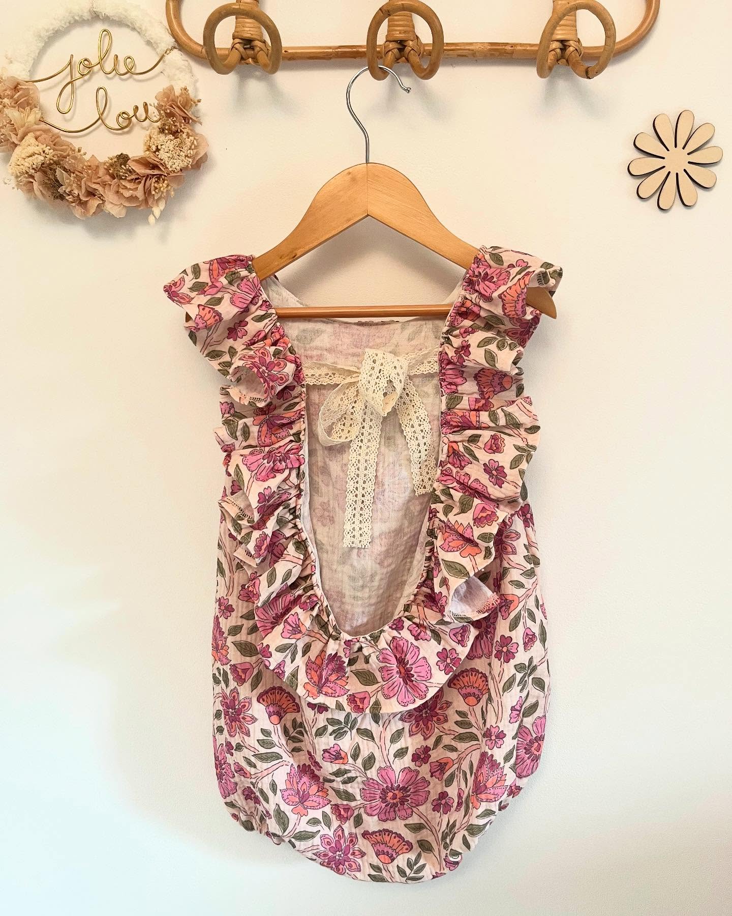 🪷Barboteuse Indie prune🪷
Vous êtes tombé en amour pour cette forme de barboteuse et il y a de quoi avec son joli dos volanté!
La voici dans une magnifique double gaze de coton à motifs aux couleurs estivales.
À retrouver directement sur le site internet 🛜
barboteuse - créatrice - artisans - babylook