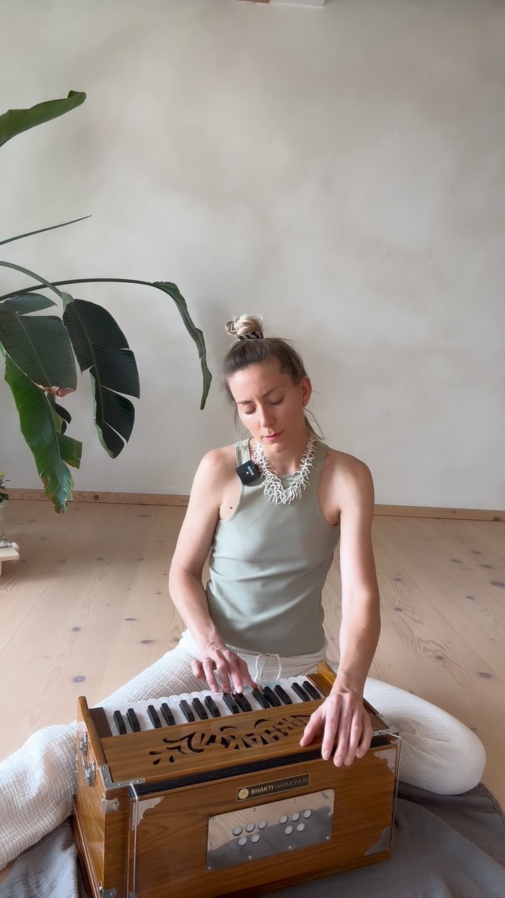 Die Sommersonnenwende im Yoga und mein persönliches Lieblingssonnen Mantra 🌞
Die Sommersonnenwende ist der längste Tag im Jahr – ein Moment, an dem die Sonne ihren höchsten Stand erreicht. Für viele ist das einfach ein schöner Sommertag, aber neben anderen Traditionen steckt auch aus yogischer Sicht noch viel mehr dahinter.
In den vedischen Schriften als auch in tantrischen Schriften steht die Sonne nämlich für mehr als nur Licht und Wärme. Sie symbolisiert unser inneres Licht des Wissens, das in jedem von uns wohnt – unser Bewusstsein, unsere Klarheit, unsere Lebenskraft. Gerade zur Sommersonnenwende ist diese Sonnenenergie besonders stark, und wir können sie ganz bewusst für uns nutzen.
Es ist eine gute Zeit, innezuhalten, durchzuatmen und sich zu fragen: Was bringt in mir Licht? Was darf wachsen?
Viele machen an diesem Tag gerne Sonnengrüße, meditieren oder sprechen ein Mantra – einfach, um sich mit dieser kraftvollen Energie zu verbinden.
Ein besonders schönes Mantra dafür ist:
🕉 Om Surya Namaha – Aham Surya
Das klingt erstmal sehr spirituell, aber die Bedeutung ist eigentlich ganz einfach:
• Om Surya Namaha heißt so viel wie: Ich verneige mich vor der Sonne – also vor dem Leben, vor dem Licht, das uns alle nährt.
• Aham Surya bedeutet: Ich bin die Sonne – oder anders gesagt: Ich trage dieses Licht in mir.
Wenn man dieses Mantra sagt oder singt, bringt man beides zusammen: die Dankbarkeit für das äußere Licht – also die echte Sonne da draußen – und die Erinnerung daran, dass wir auch innen strahlen können. Es ist ein bisschen wie eine kleine innere Feier des eigenen Potenzials.
Die Sommersonnenwende ist also eine wunderbare Gelegenheit, sich selbst etwas Gutes zu tun, sich zu zentrieren und wieder mehr ins Herz zu kommen.
Und wer mag, kann diese Zeit mit ein paar bewussten Atemzügen in der Sonne tanken oder du schenkst dir einen Tag voller Klarheit, Ausrichtung und neuer Energie am 29.06.25 mit mir und Sarah. ♥️
Lass uns gemeinsam Fülle feiern, Überflüssiges loslassen und dich mit neuer Kraft ausrichten – auf das, was in dir noch erblühen will.
Alles Liebe Natascha
🌞🌞🌞
#summersolstice #omsuryayanamaha