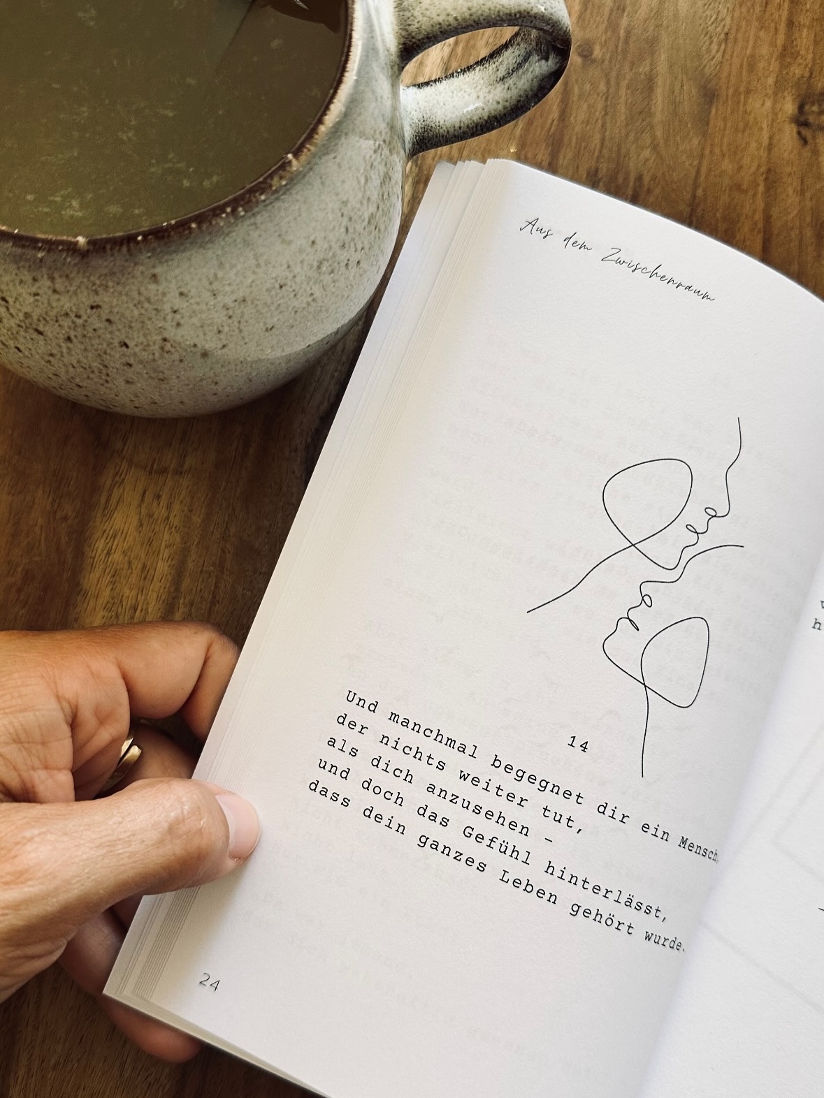 Dieses Buch ist kein Ratgeber.
Es ist Raum.
Ein Seelenraum für deine Gedanken, Gefühle, dein inneres Flüstern.
Für stille Abende. Für mutige Morgen. Für dich. 📖
#ausdemzwischenraum #poesie #psychologie #liebe #vonherzzuherz #neuesbuch #seelenbalsam #stilleseelen #heilendeworte #linkinderbio