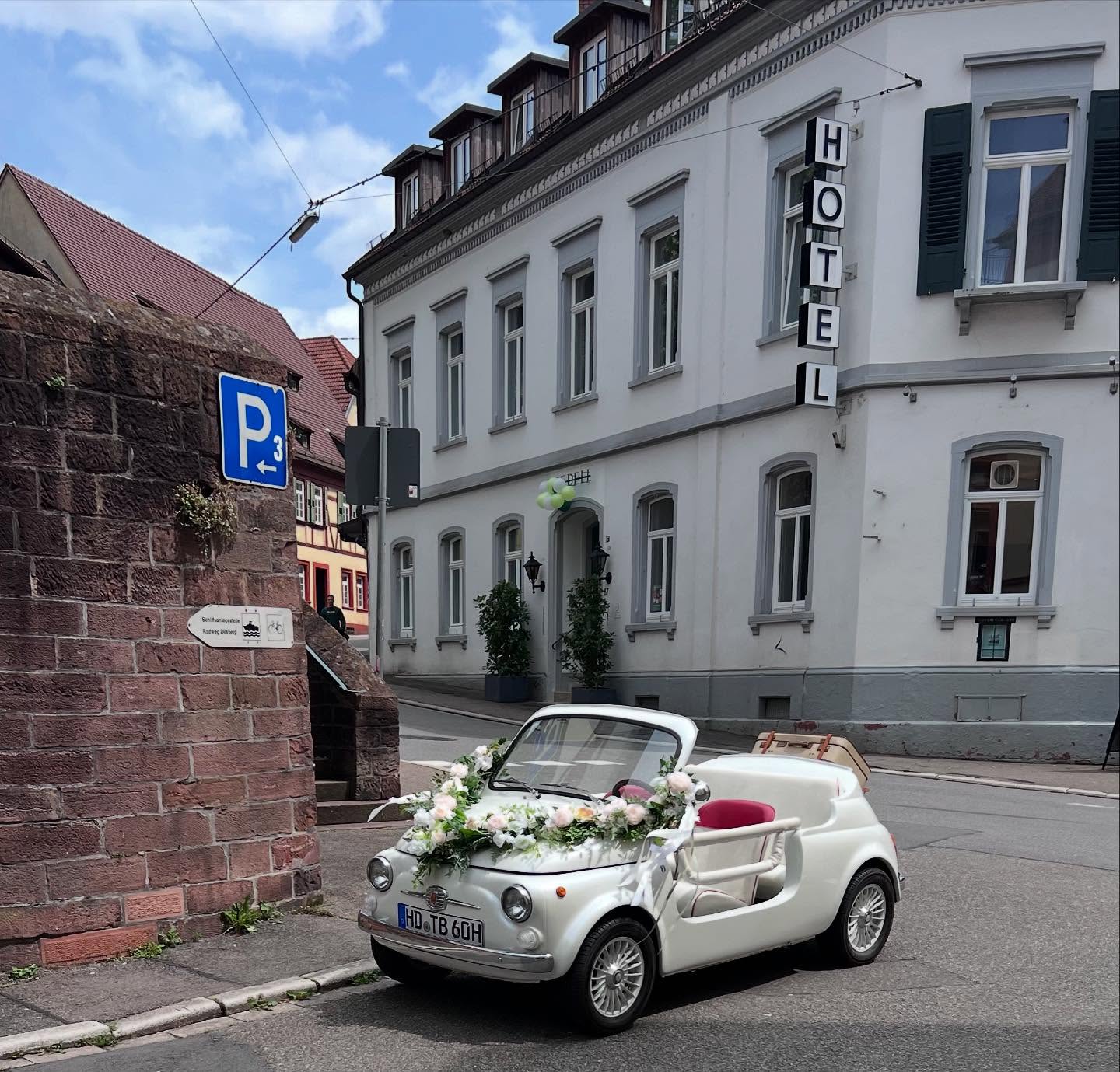 ✨ Hochzeit mit Stil – aber ganz bewusst anders! ✨
Für ihren großen Tag haben sich M & G gegen ein protziges Gefährt entschieden – und sich für Herz, Charakter und Charme entschieden: Unser liebevoll restaurierter Fiat 500 Cabrio, deutschlandweit einzigartig in seiner Art, durfte das Brautpaar stilvoll begleiten. 💛🚗
Mit offenem Dach, Sonnenschein und viel Liebe im Gepäck wurde diese Fahrt zu einem Moment, den man nie vergisst. Klein, aber voller Persönlichkeit – genau wie die Entscheidung von M & G. 🌿💍
Danke, dass wir Teil eures besonderen Tages sein durften! Wir wünschen eich eine wundervolle gemeinsame Zukunft voller Liebe, Glück und unvergesslicher Momente.
#Fiat500Love #Hochzeitsauto #OldtimerLiebe #CabrioMomente #VintageWedding #KleinAberFein #HochzeitMitStil #Fiat500Cabrio #UnikatAufRädern #WeddingVibes #MGsBigDay #deinbrautauto